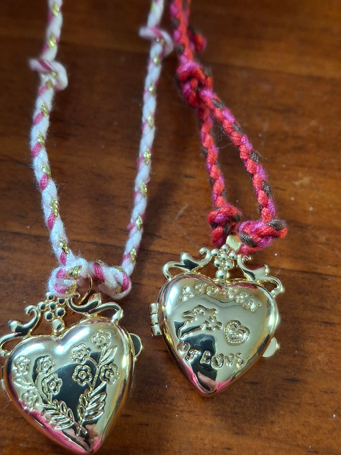 Handgefertigtes, verstellbares, geflochtenes Halsband mit Herzanhänger als Fotohalter.