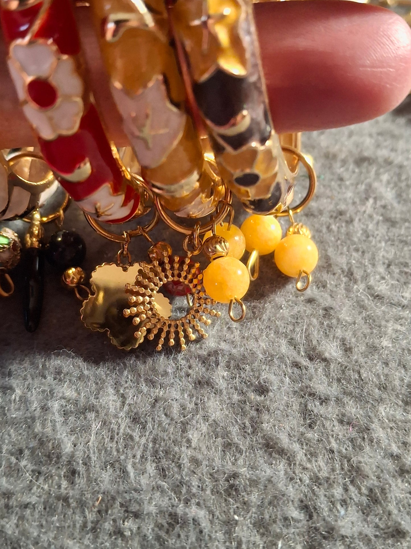 Bracelet jonc rigide email cloisonné et breloques