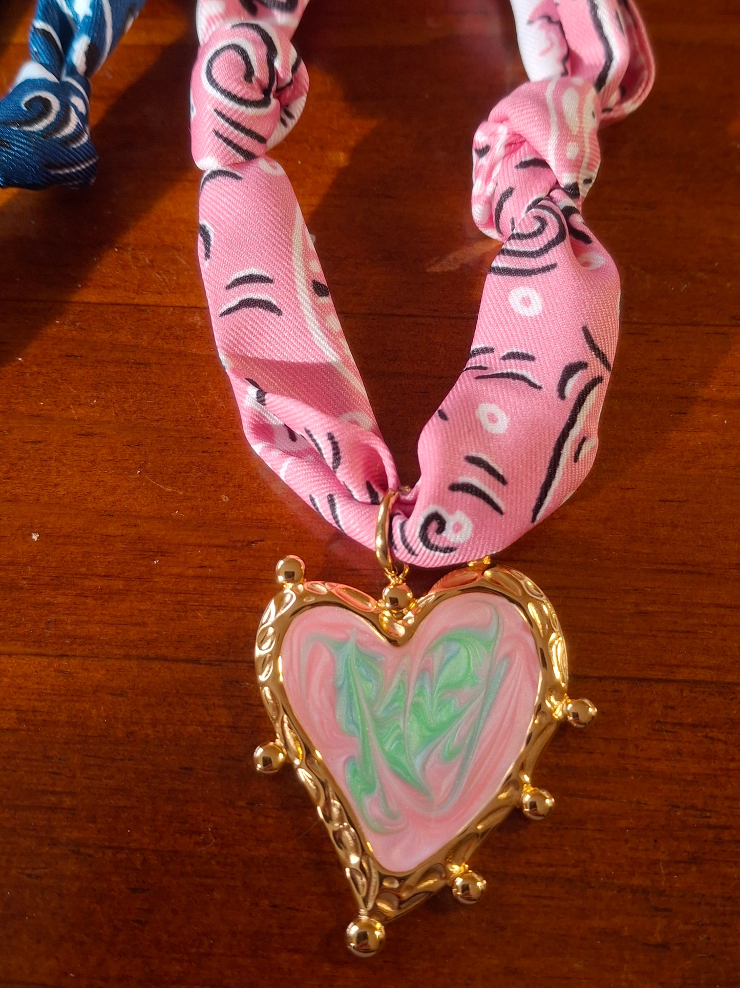 Collier foulard bandana grand pendentif coeur stainless steel 316 et email coloré réglable