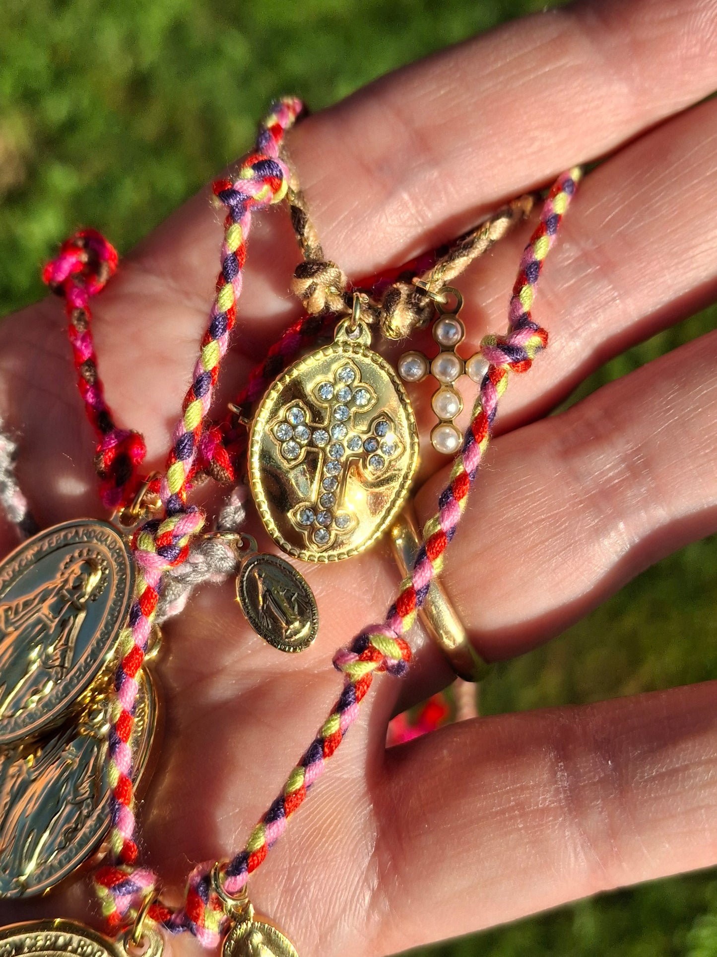 Handgefertigtes, verstellbares Halsband aus geflochtenem Kordel, Medaille mit Madonnenmotiv aus hochwertigem, poliertem Edelstahl 316.