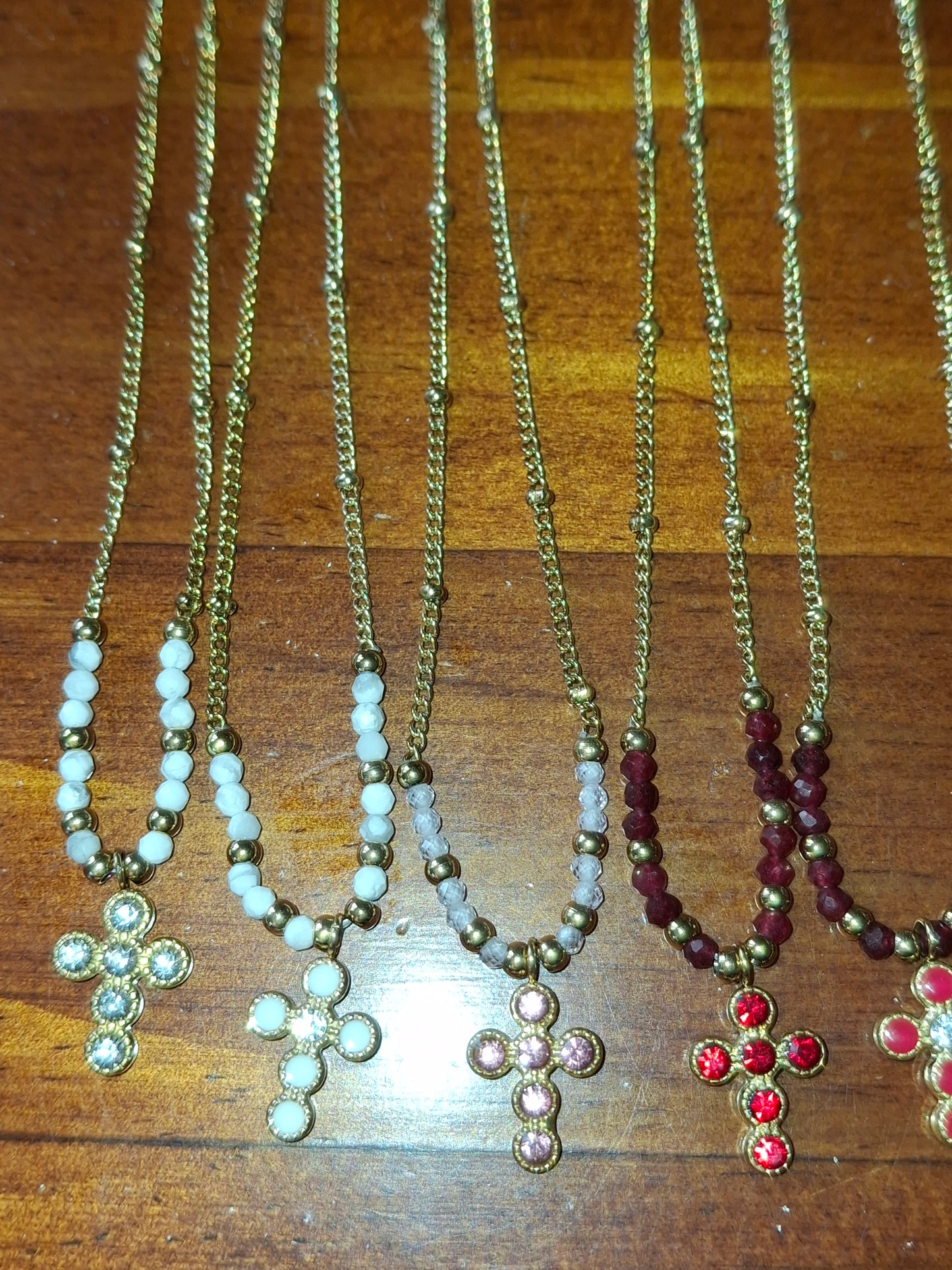 Collier chaîne dorée acier inoxydable stainless steel 316 ,perles, croix stainless steel plaqué or cristal ou email et zirconium réglable