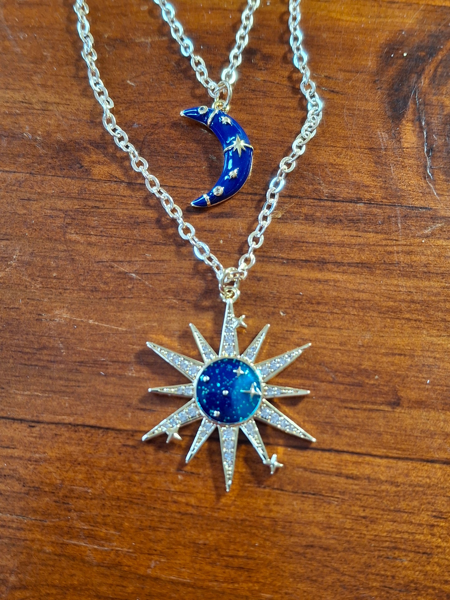 Collier chaîne dorée acier inoxydable stainless steel 316 soleil plaqué or 18K email serti zirconium