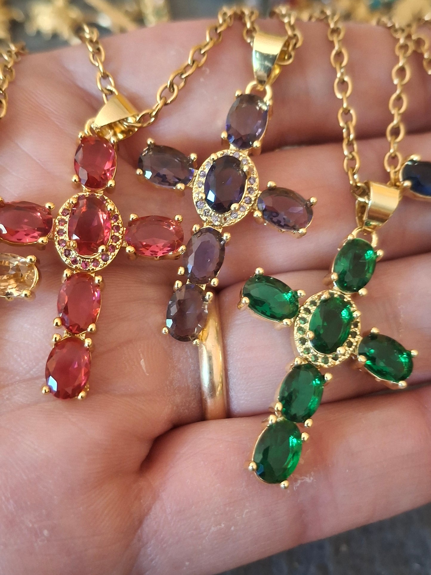 Goldene Halskette aus 316er Edelstahl und 18K vergoldetem Kreuz mit Kristall- und AAA-Zirkonia-Besatz