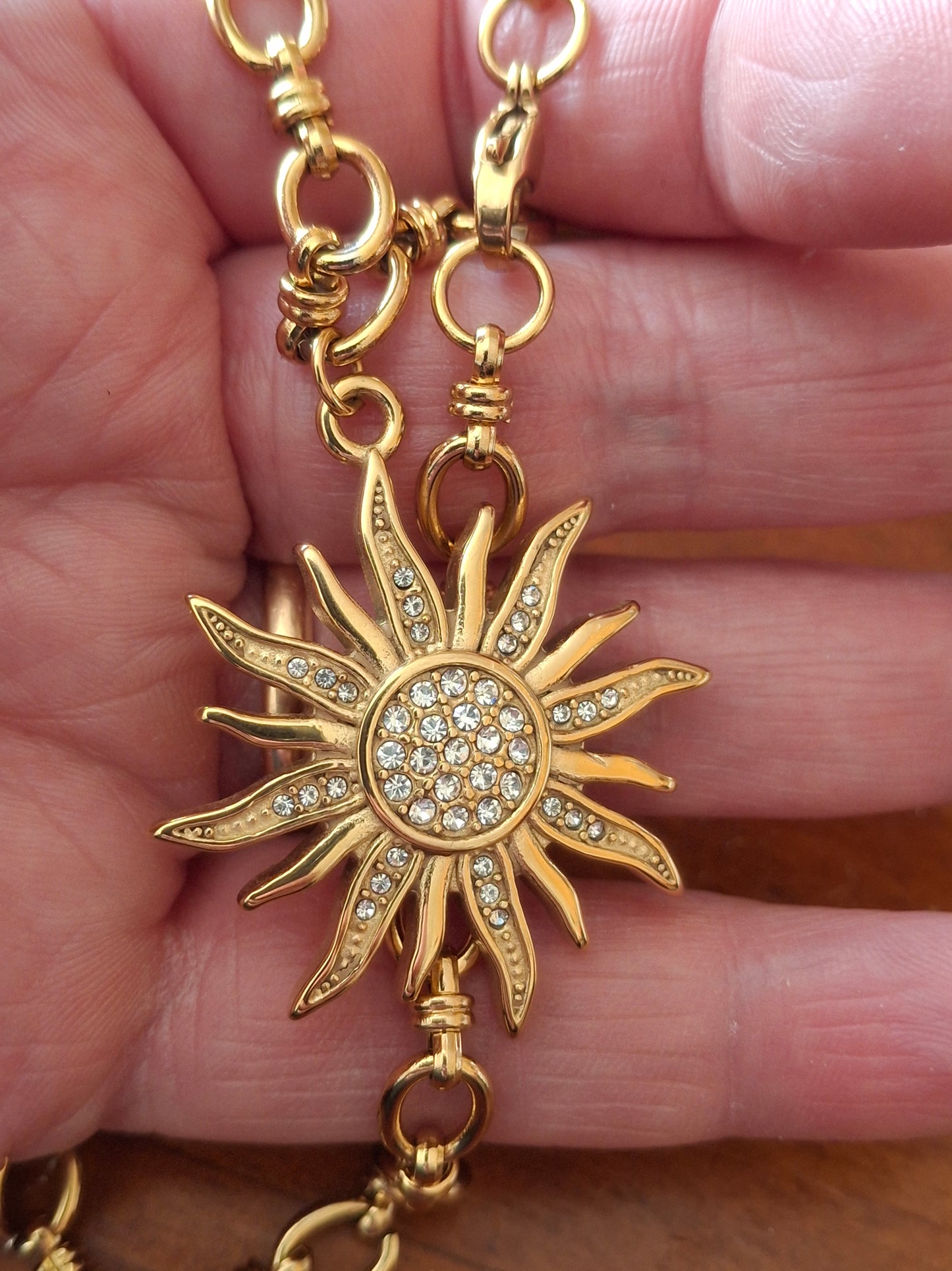Halskette vergoldet Gliederkette aus hochwertigem Edelstahl 316, großer polierter Sonnenanhänger aus Edelstahl 316, mit Zirkonia besetzt