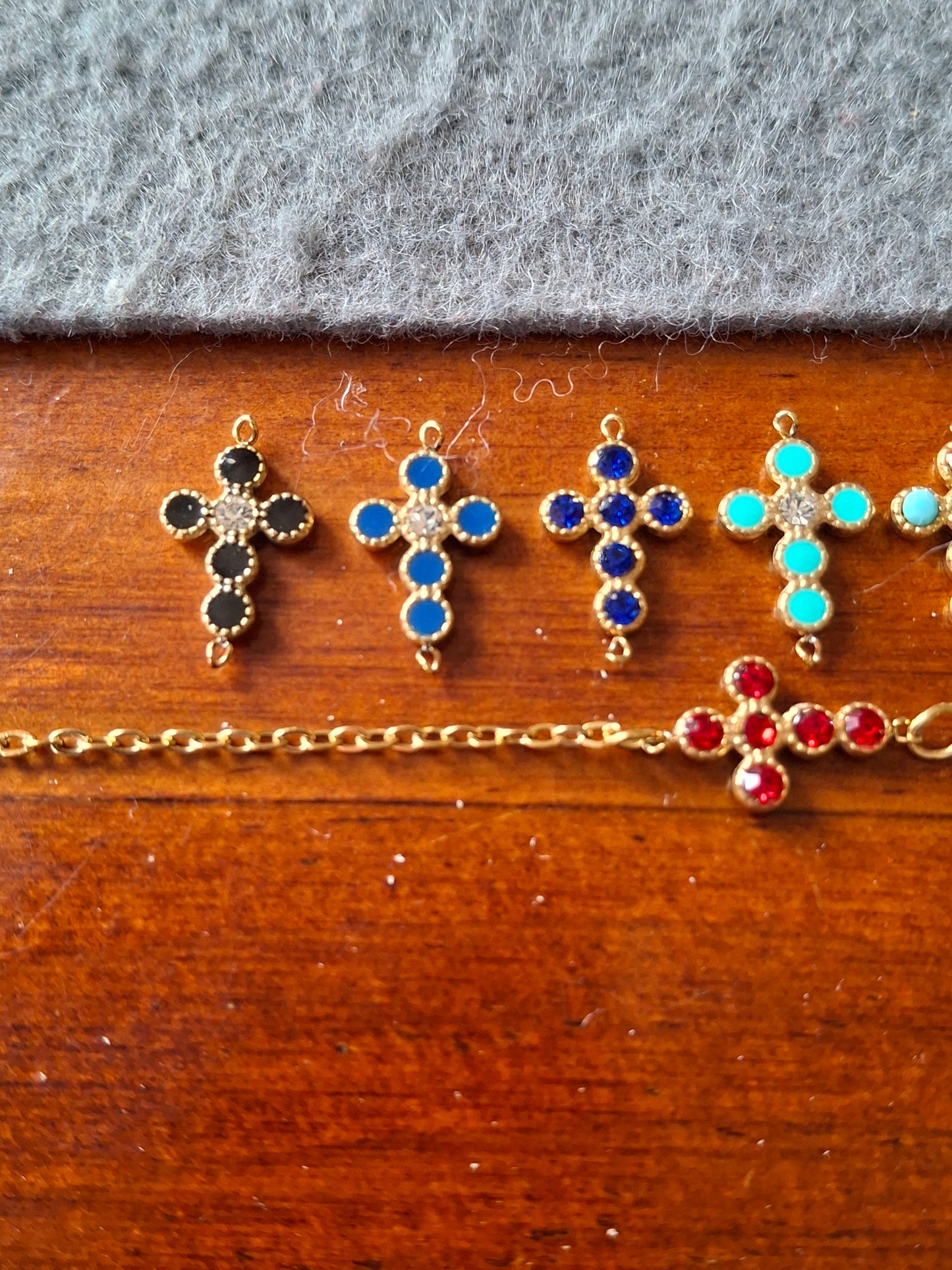 Bracelet chaîne acier inoxydable stainless steel 316 et croix stainless steel 316 plaqué or sur mesure