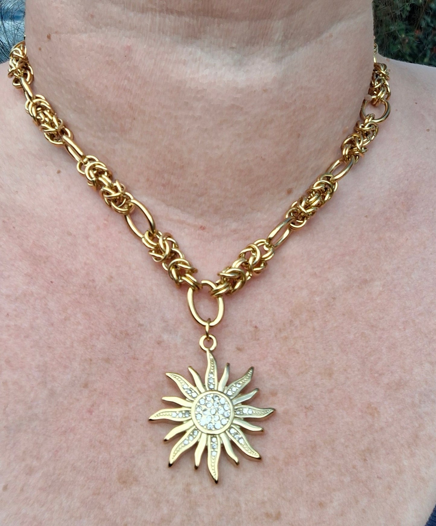 Sehr schöne Halskette mit goldener Edelstahlkette (316er Edelstahl) und großem, poliertem Sonnenanhänger aus 316er Edelstahl mit Zirkonia-Besatz.