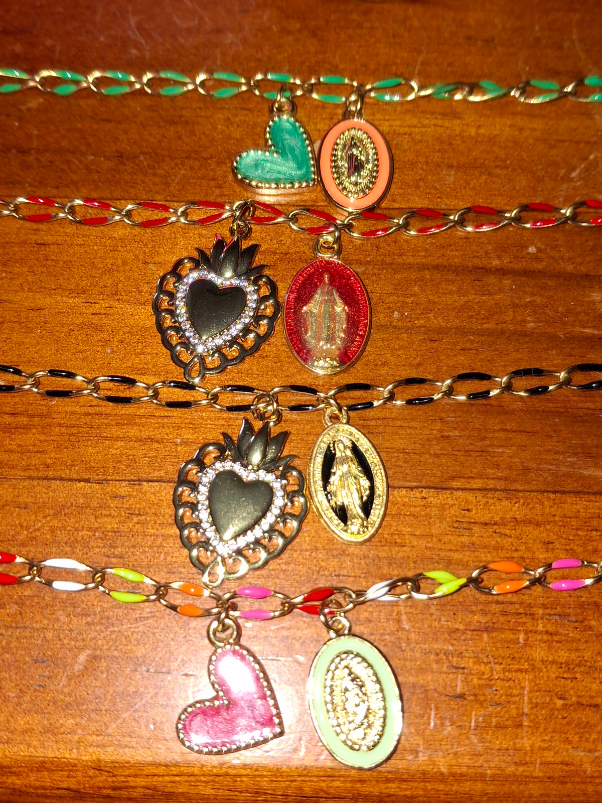 Bracelet chaîne maille gourmette acier inoxydable stainless steel et résine colorée breloques coeur et madone handmade réglable ajustable