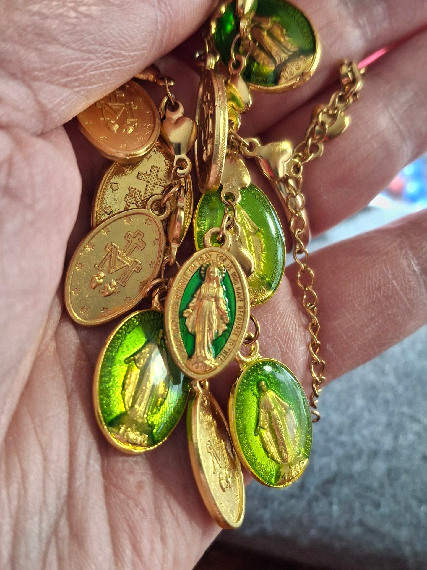 Collier chaîne dorée acier inoxydable stainless steel motif fleur breloques madone handmade réglable