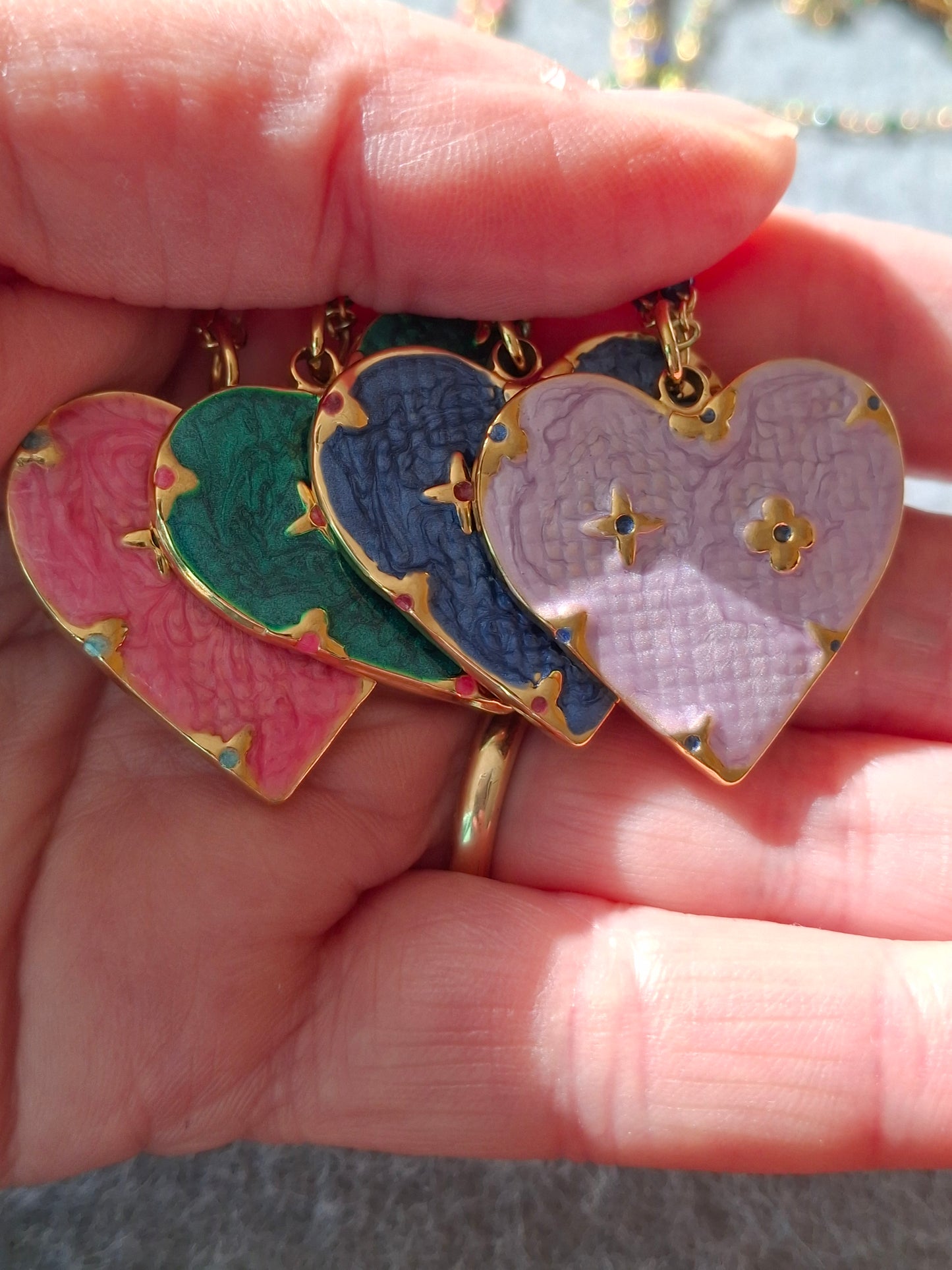 Collier chaîne dorée acier inoxydable stainless steel et perles en email coloré, grand pendentif coeur stainless steel 316 et email