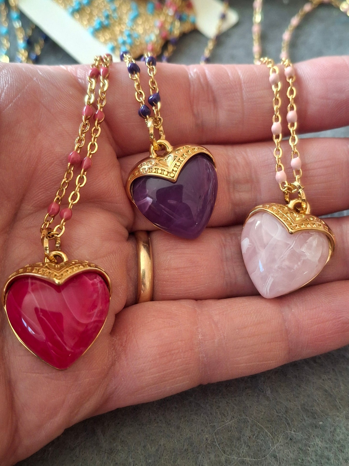 Collier chaîne dorée acier inoxydable stainless steel et perles en email coloré, grand cœur stainless steel 316 et résine colorée