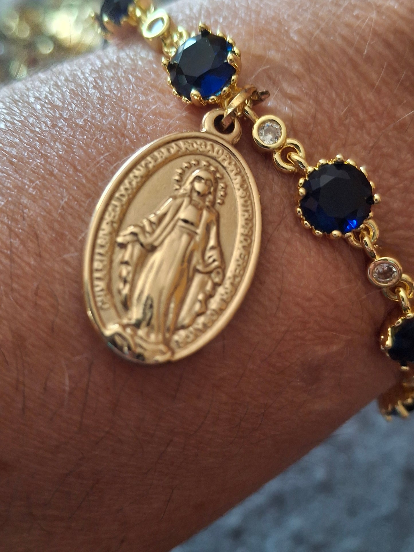 Bracelet chaîne en laiton doré plaqué or 18K sertie cristal bleu marine et grande médaille madone stainless steel 316 poli handmade