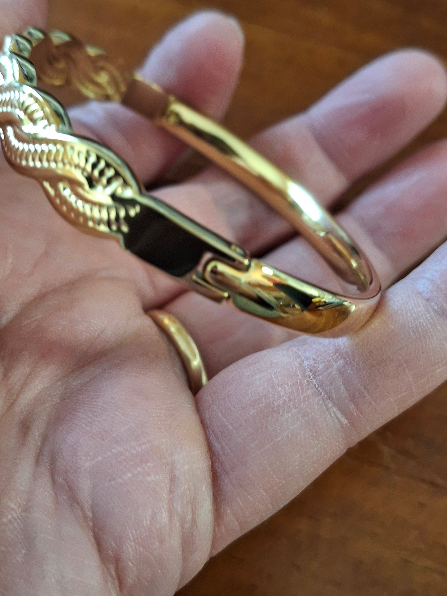 Schönes, steifes Armband aus Edelstahl 316.