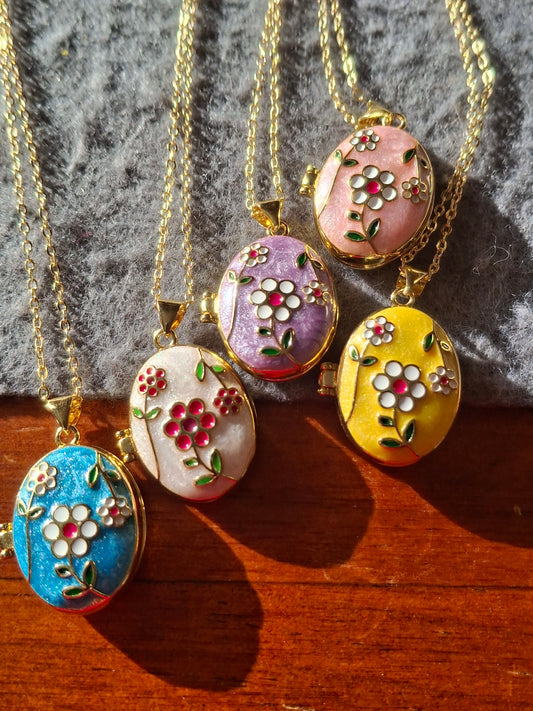 Collier porte photo en email coloré motif floral réglable ajustable