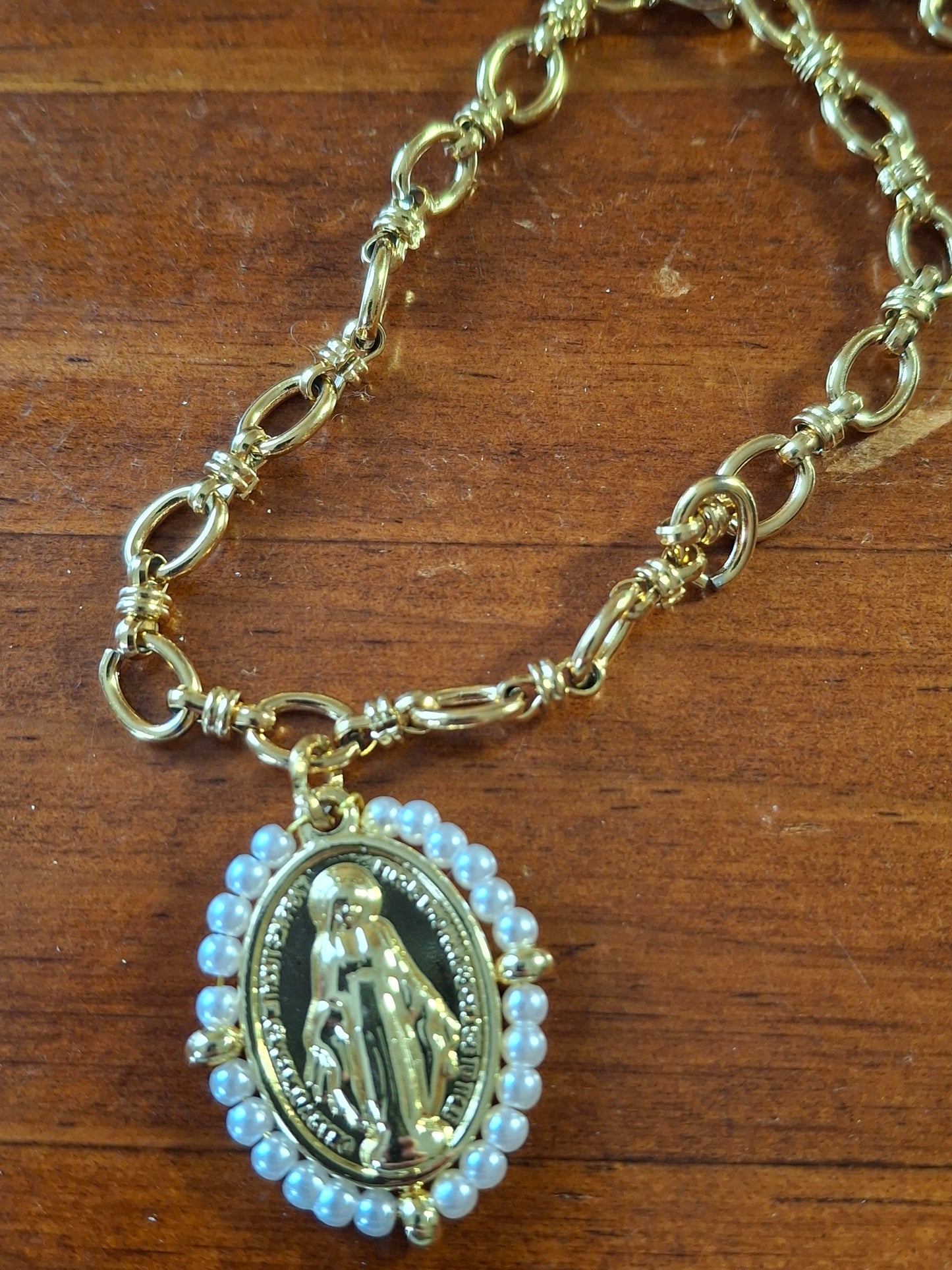Bracelet chaîne maille gourmette acier inoxydable stainless steel 316 et grande médaille madone stainless steel et perles en cristal à facettes