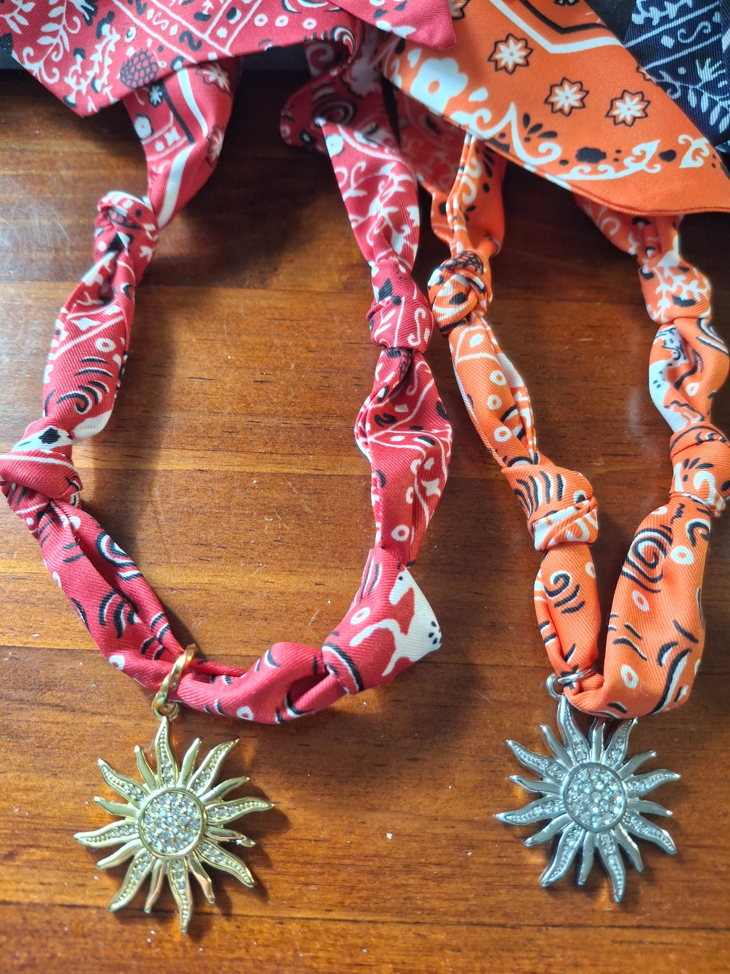 Halskette, Halstuch, Bandana zum Knoten, Anhänger Sonne, polierter Edelstahl 316, Zirkonia-Besatz, handgefertigt