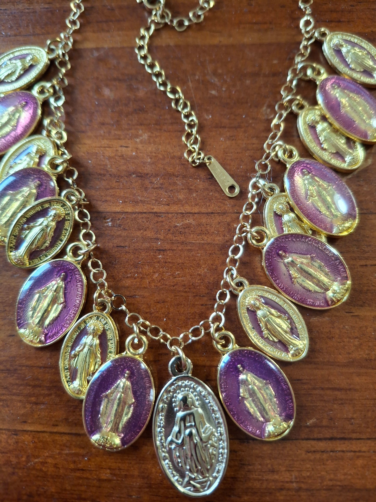 Collier chaîne rolo acier inoxydable stainless steel plaqué or 18K breloques madone handmade réglable