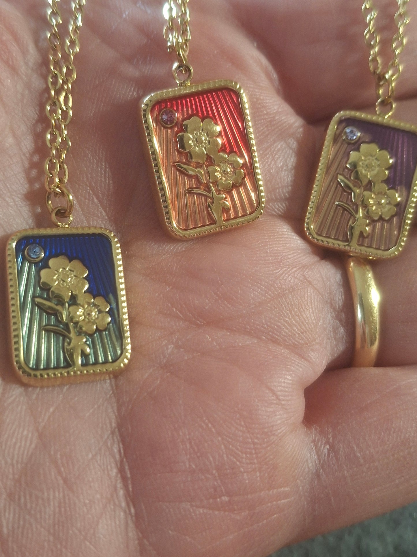 Collier chaîne dorée acier inoxydable stainless steel 316 pendentif stainless steel motif myosotis et email coloré