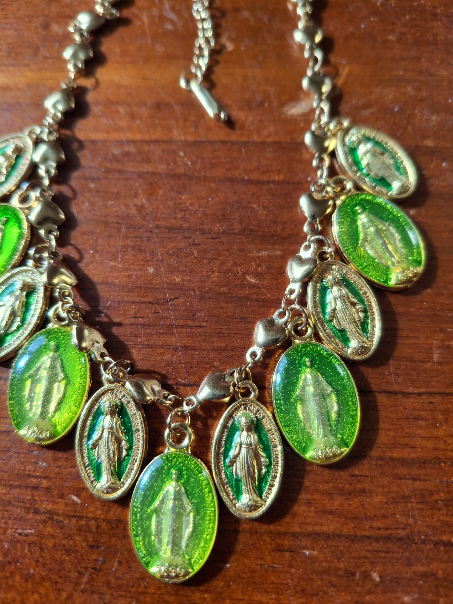 Collier chaîne dorée acier inoxydable stainless steel motif fleur breloques madone handmade réglable