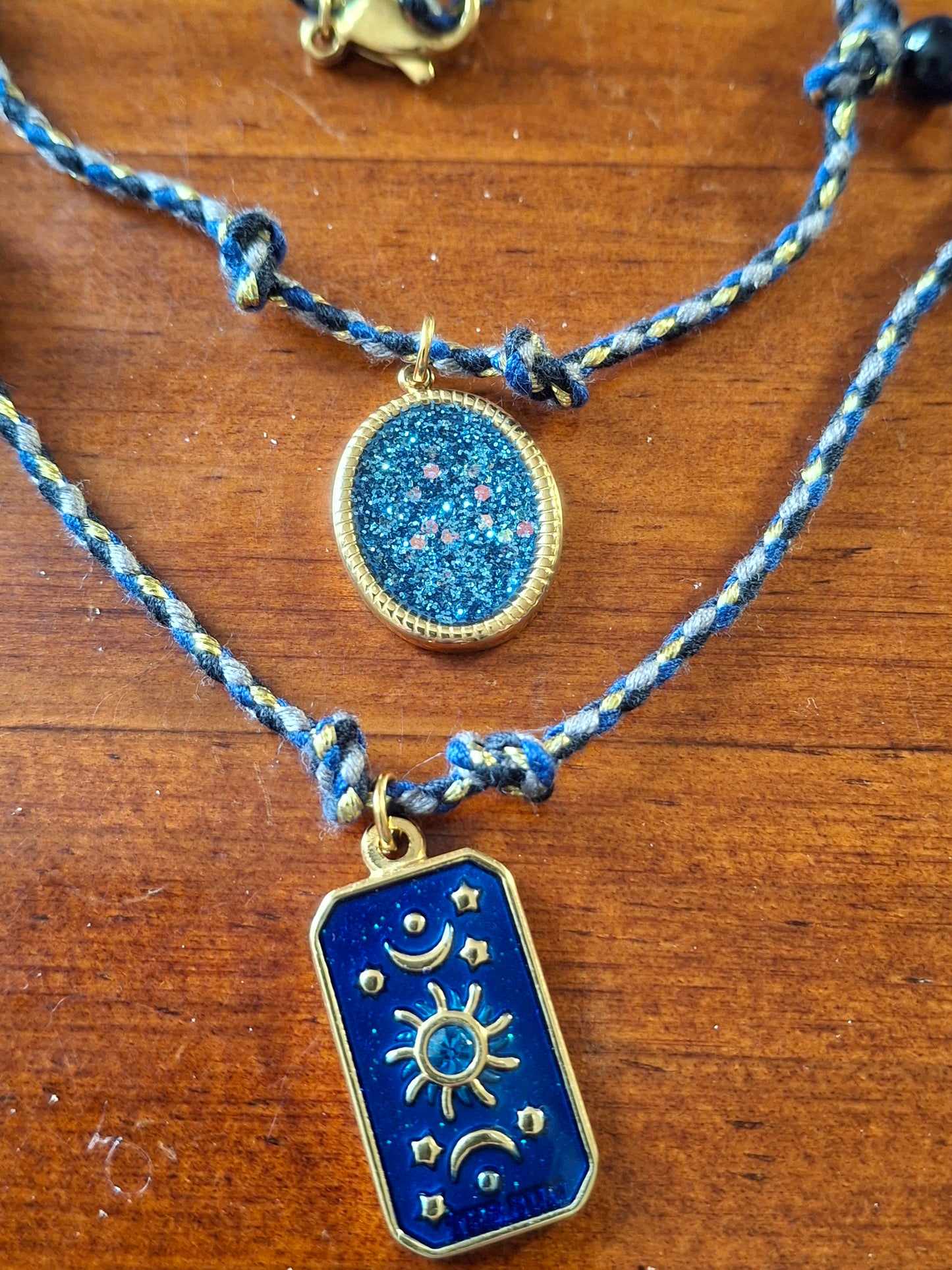 Handgefertigtes, hochwertiges, verstellbares Halsband aus geflochtenem Kordel.