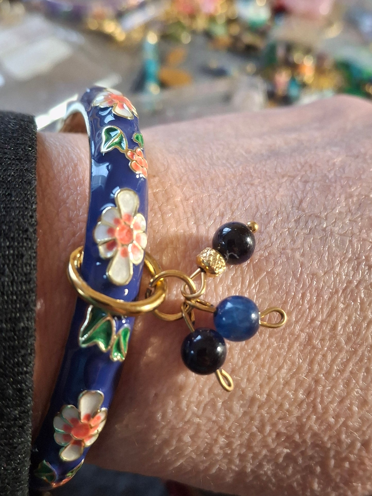 Joli jonc à ressort en email cloisonné motif fleurs et perles