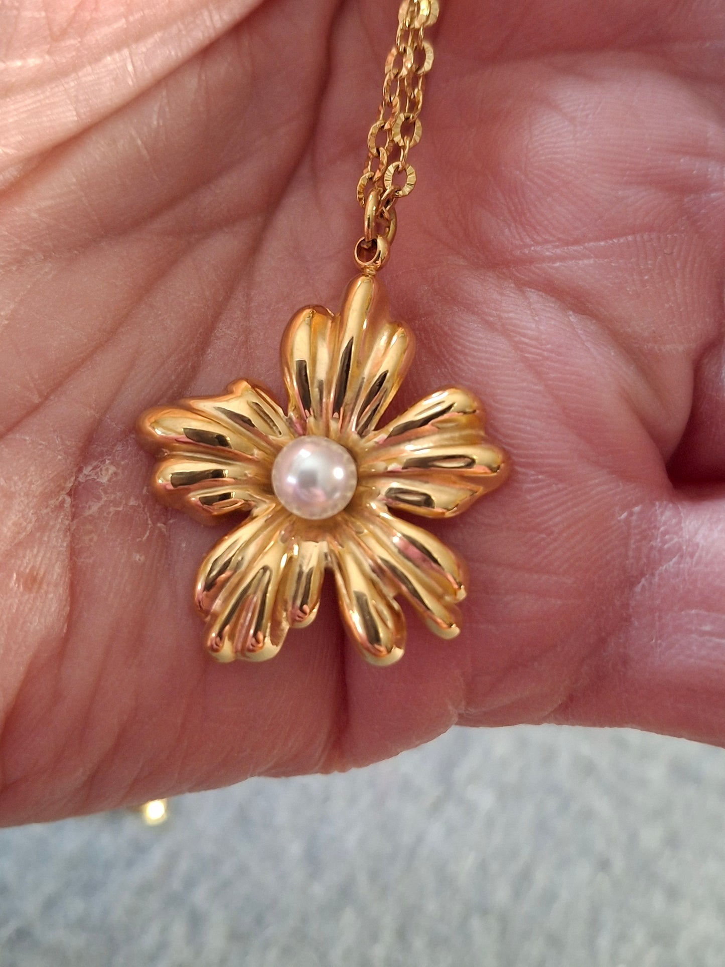 Collier chaîne dorée acier inoxydable stainless steel 316 pendentif fleur acier inoxydable stainless steel 316 et perle d imitation