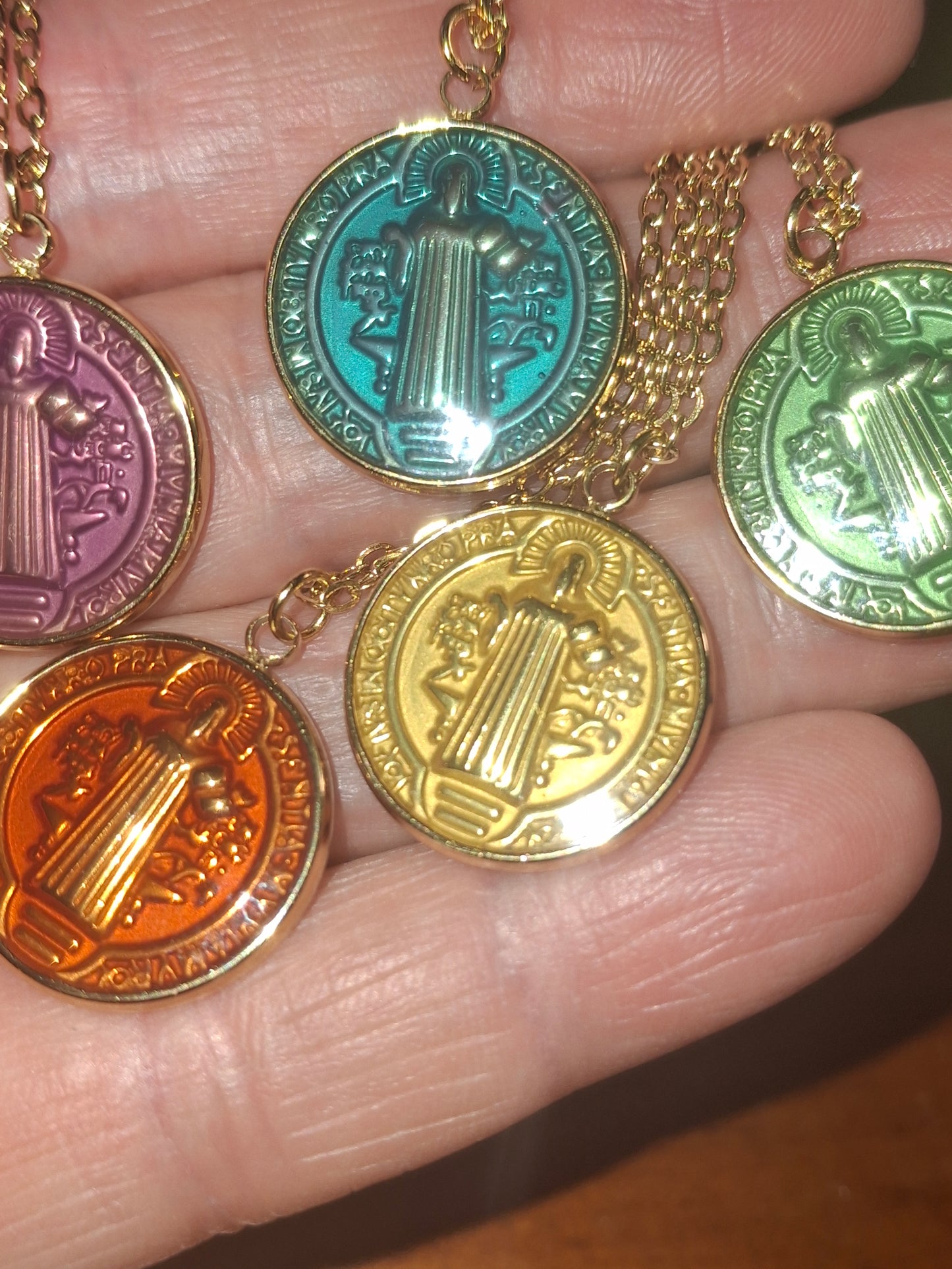 Halskette aus vergoldetem Edelstahl (316) mit Anhänger aus Edelstahl und Emaille in Form eines Propheten.