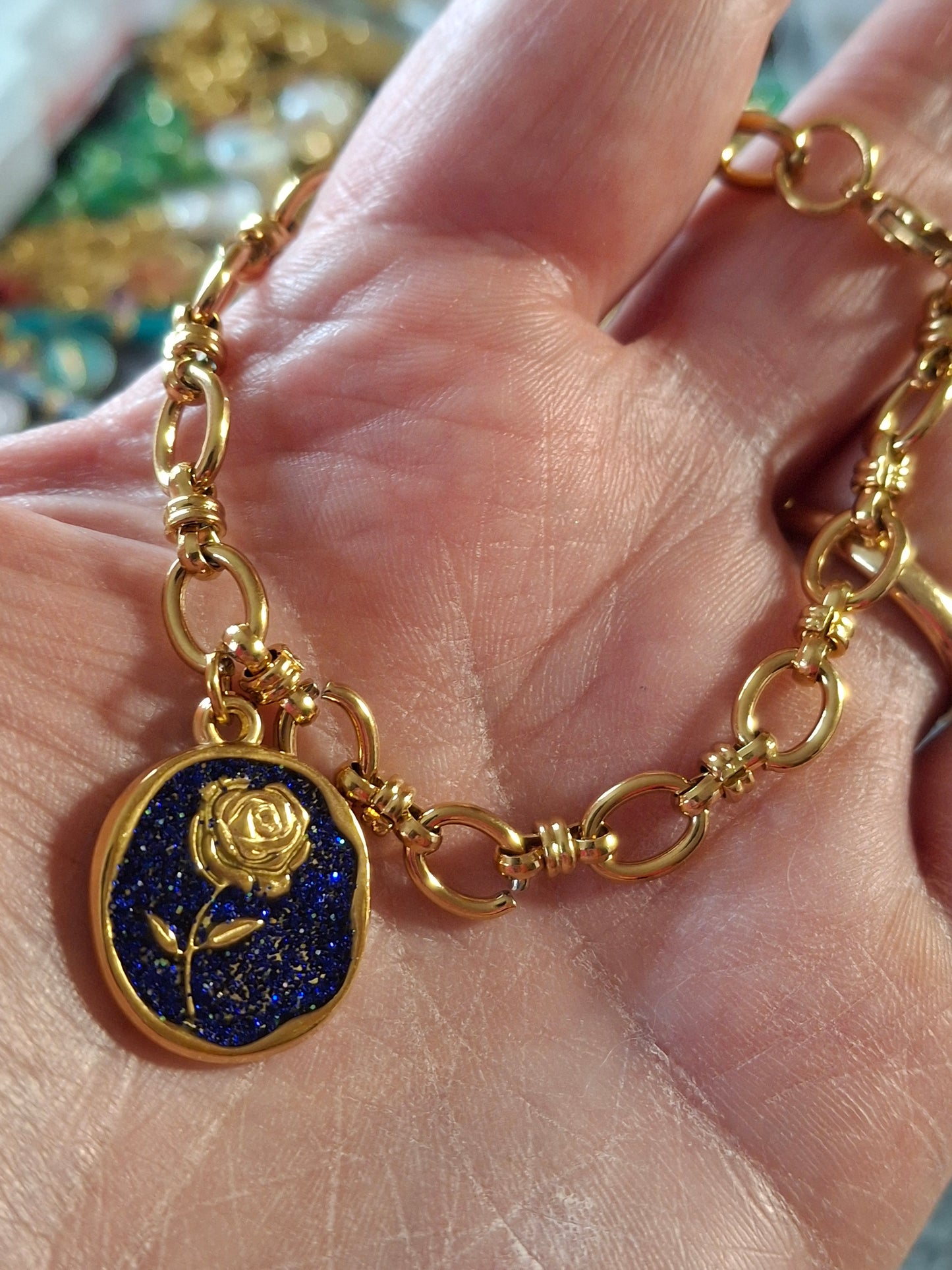 Bracelet chaîne maille gourmette stainless steel 316 ,médaille stainless steel 316 et email coloré motif rose sur mesure