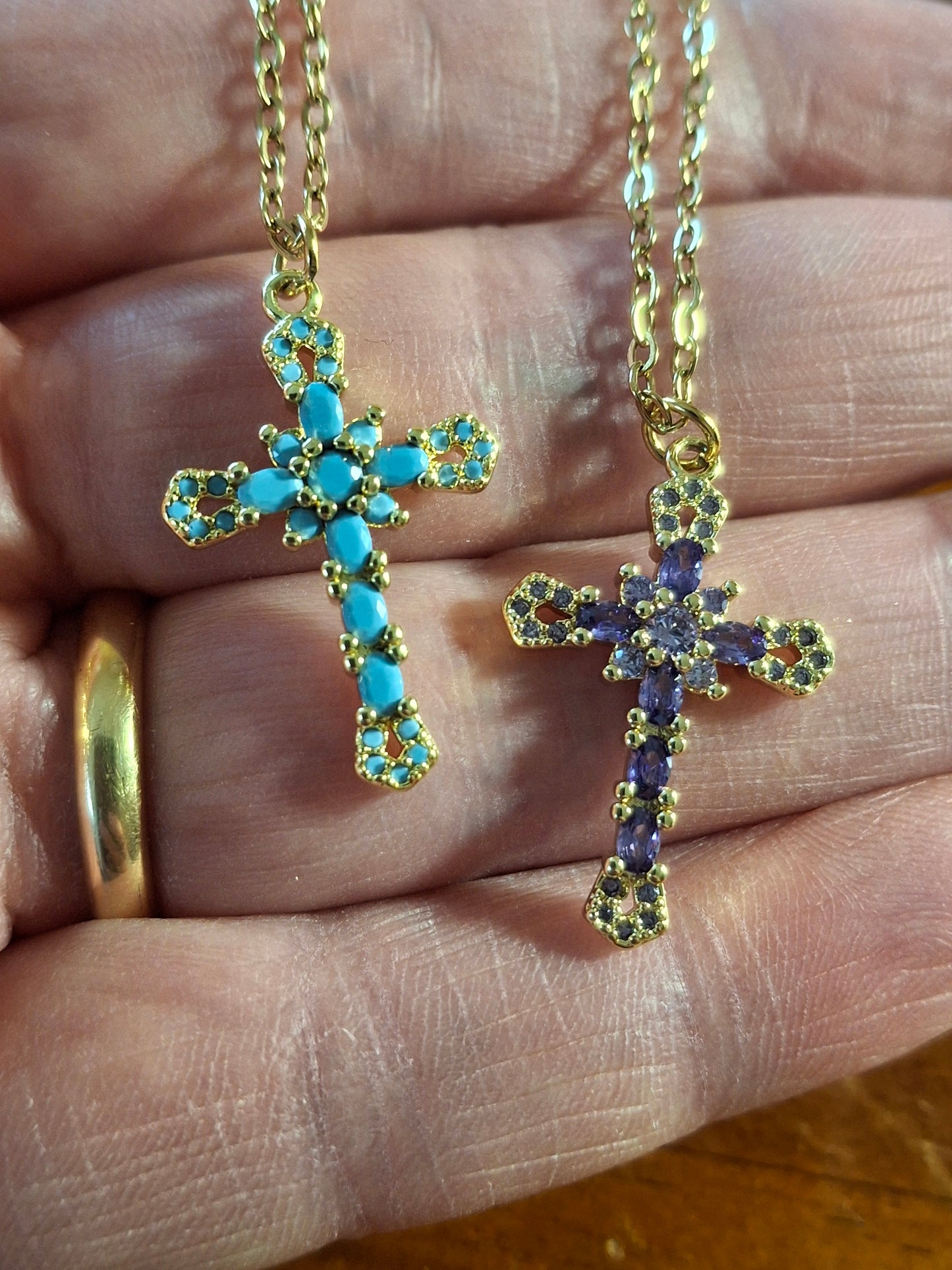 Collier chaîne dorée acier inoxydable stainless steel 316 ,croix plaqué or 18K sertie cristal et zirconium AAA austrian