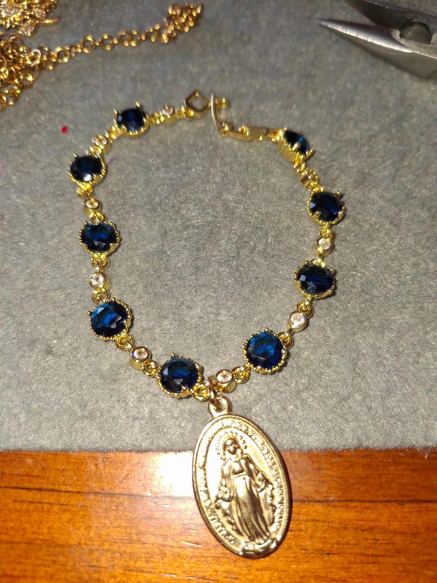 Bracelet chaîne en laiton doré plaqué or 18K sertie cristal bleu marine et grande médaille madone stainless steel 316 poli handmade