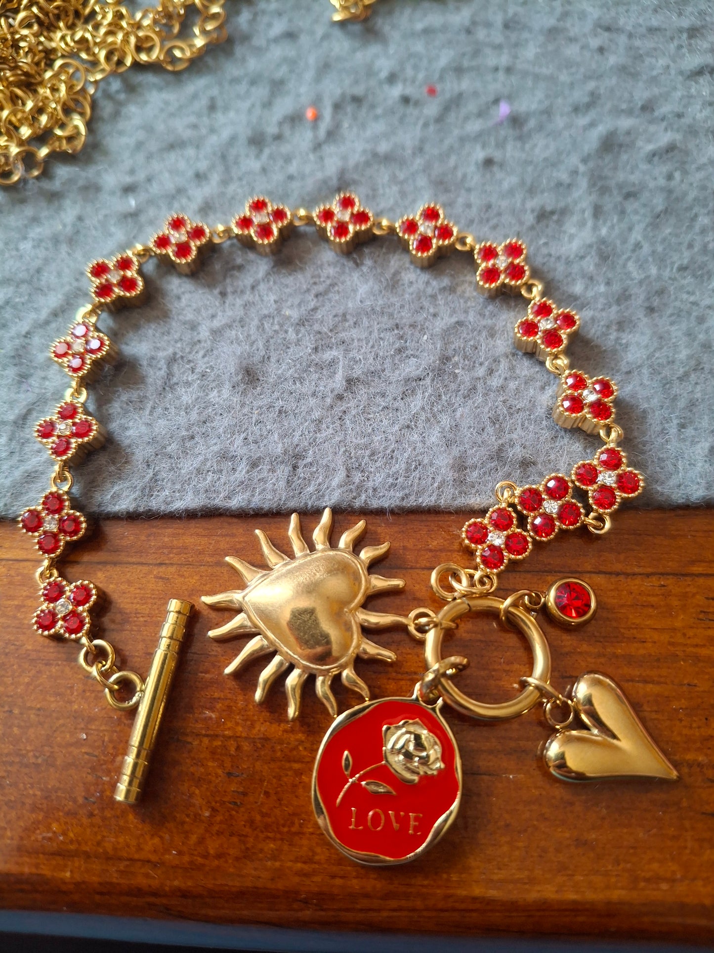 Bracelet maille gourmette stainless steel 316 trèfle cristal rouge, breloques stainless steel 316 poli,fermoir toggle handmade