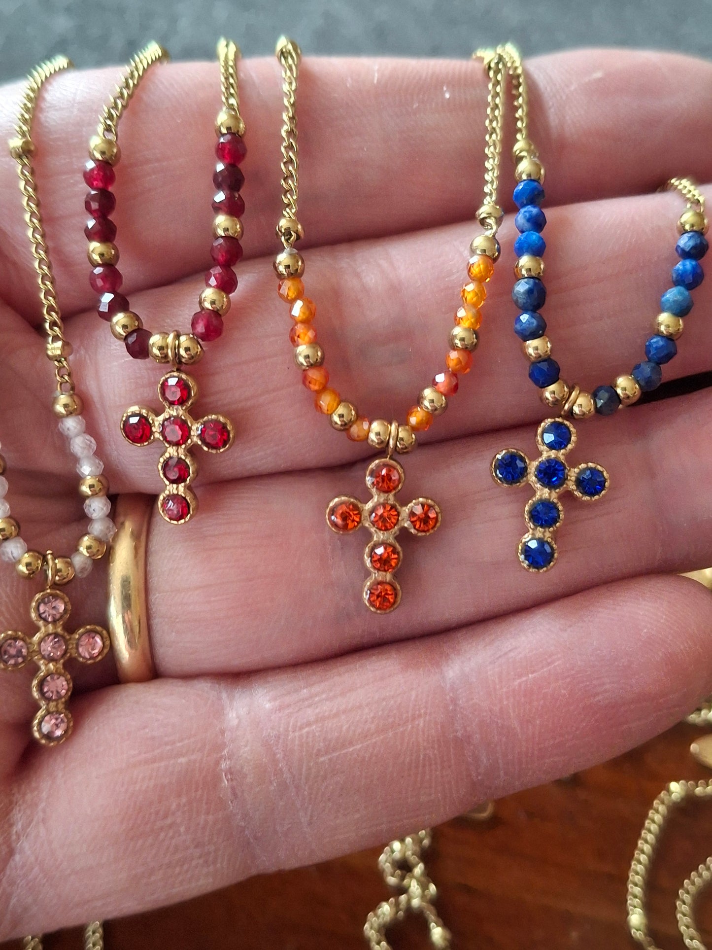 Collier chaîne dorée acier inoxydable stainless steel 316 ,perles, croix stainless steel plaqué or cristal ou email et zirconium réglable