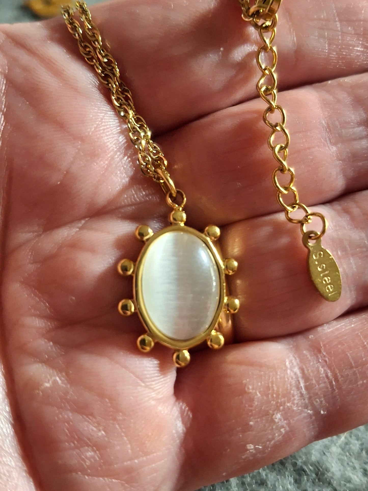 Kette mit gedrehter Kette aus Edelstahl 316, Sonnen- oder ovaler Anhänger aus Edelstahl 316 und Mondstein