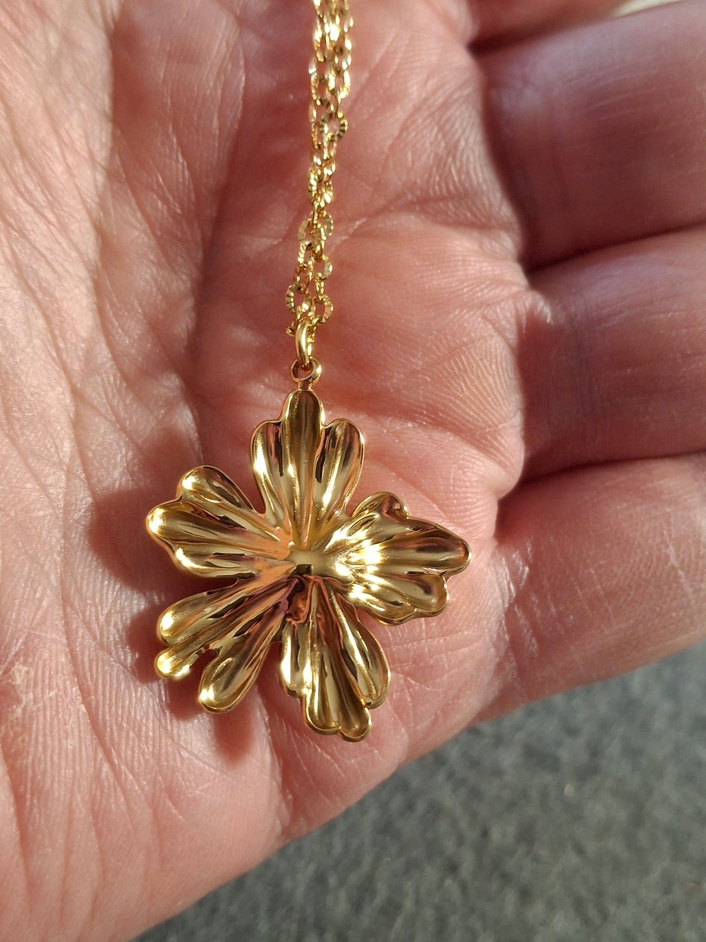 Collier chaîne dorée acier inoxydable stainless steel 316 pendentif fleur acier inoxydable stainless steel 316 et perle d imitation