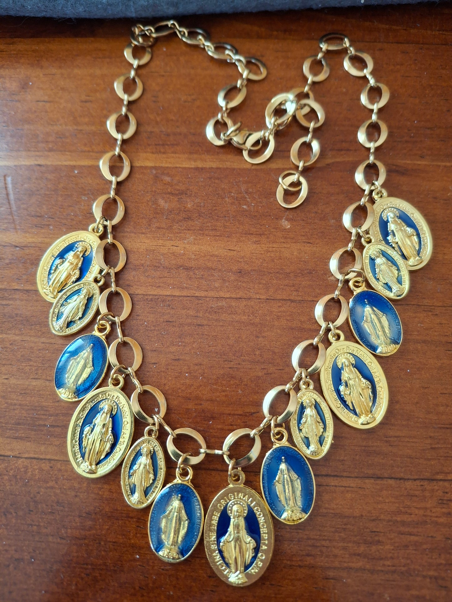 Collier chaîne dorée acier inoxydable stainless steel 316 et breloques madone handmade