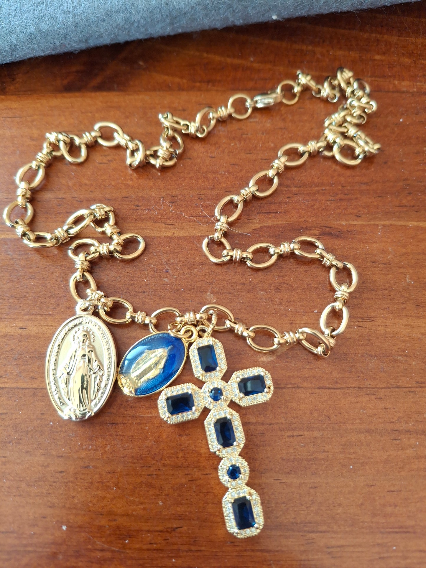 Collier chaîne acier inoxydable stainless steel 316 grand croix baroque plaqué or 18K serti cristal et zirconium AAA, madone