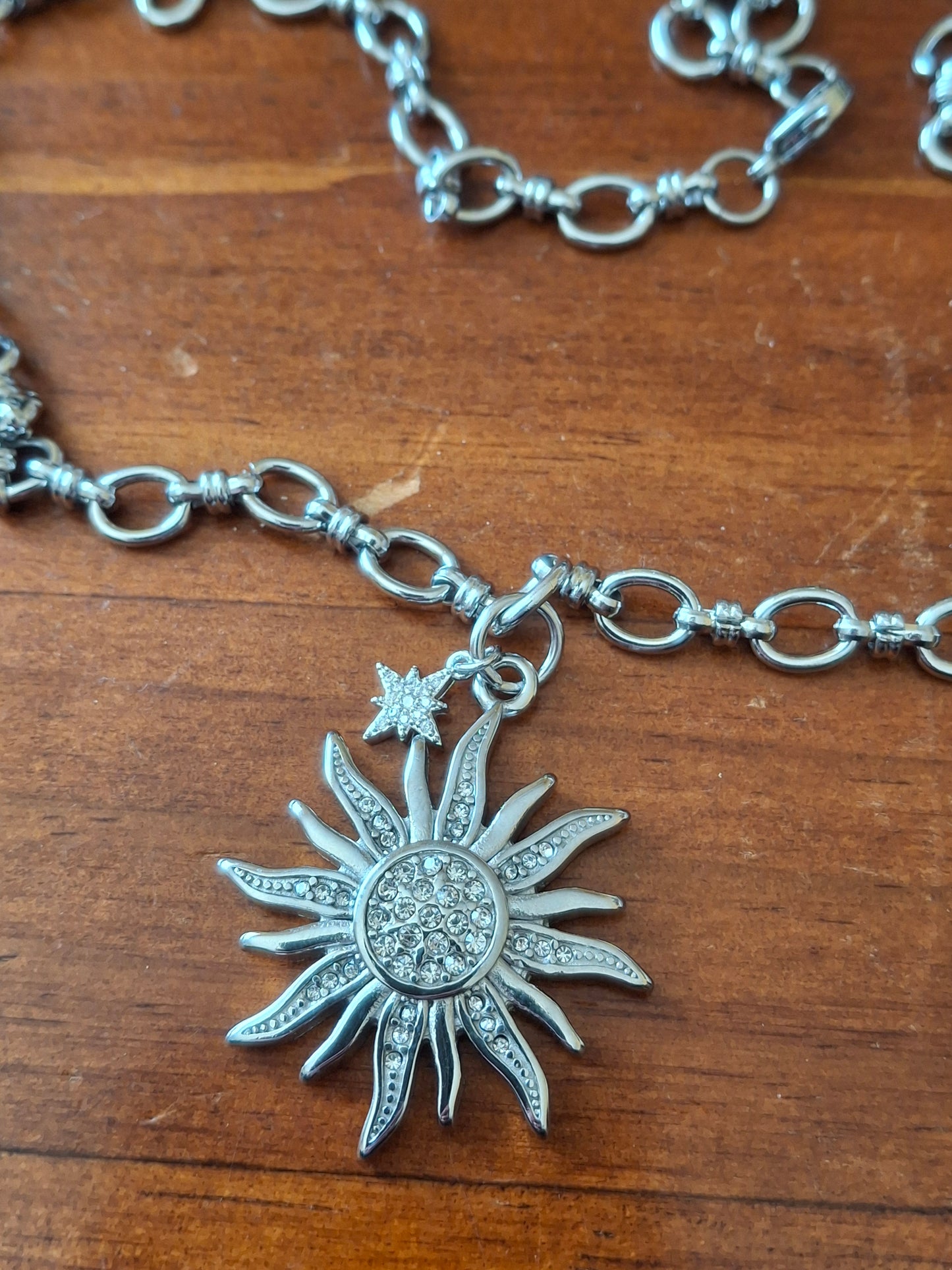 Sehr schöne Halskette, silberne Gliederkette, Edelstahl 316, großer polierter Sonnenanhänger aus Edelstahl 316