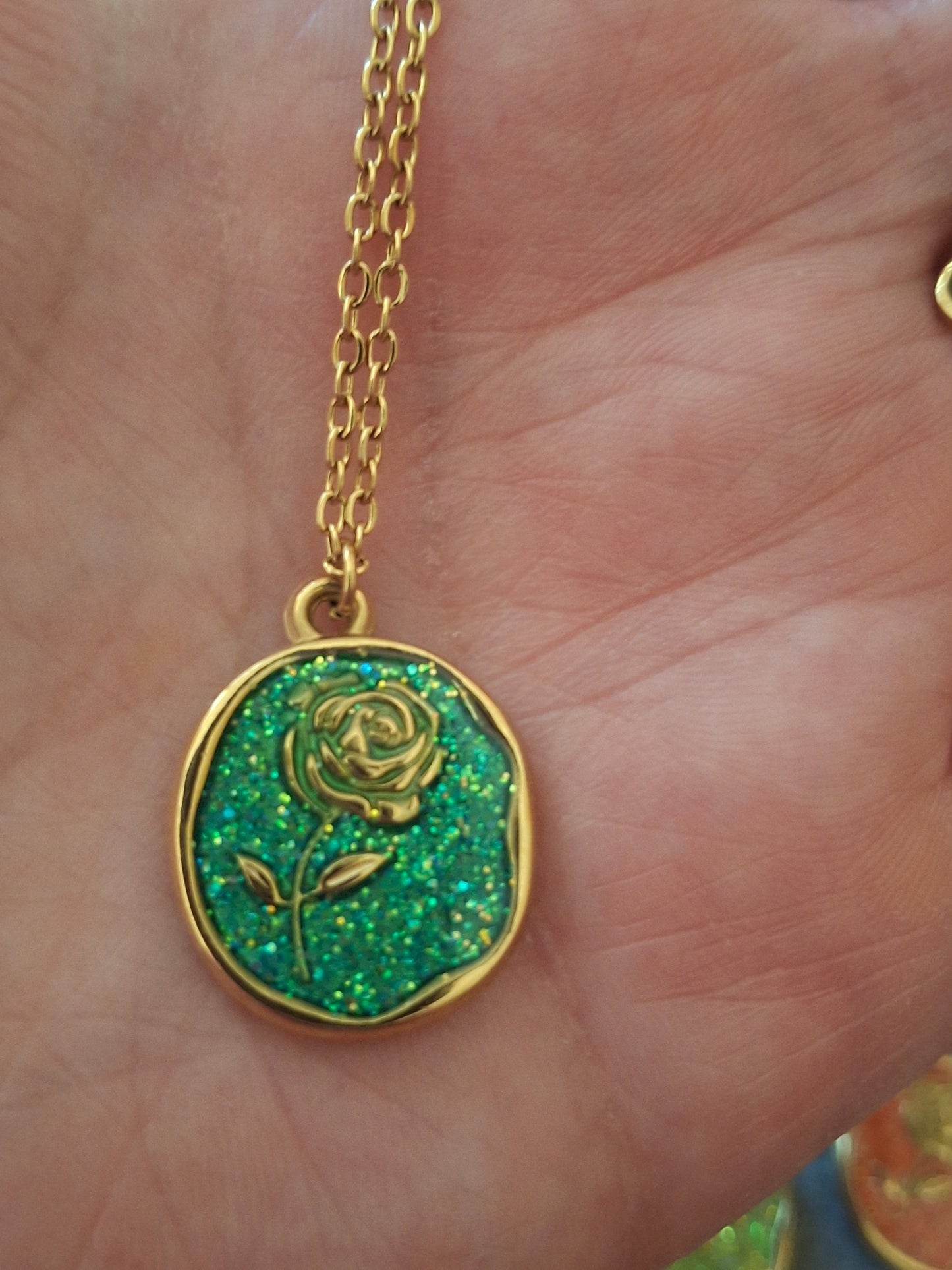 Collier chaîne dorée acier inoxydable stainless steel 316 ,pendentif stainless steel 316 médaille email coloré motif rose