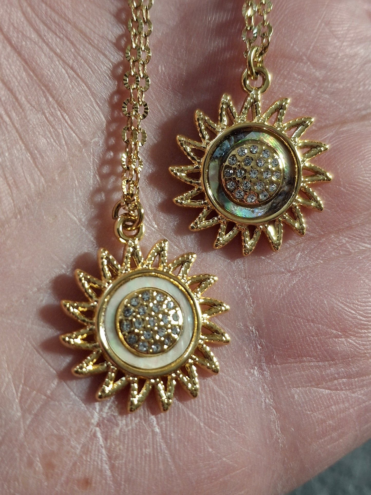 Collier chaîne dorée acier inoxydable stainless steel 316 pendentif soleil stainless steel 316 serti zirconium