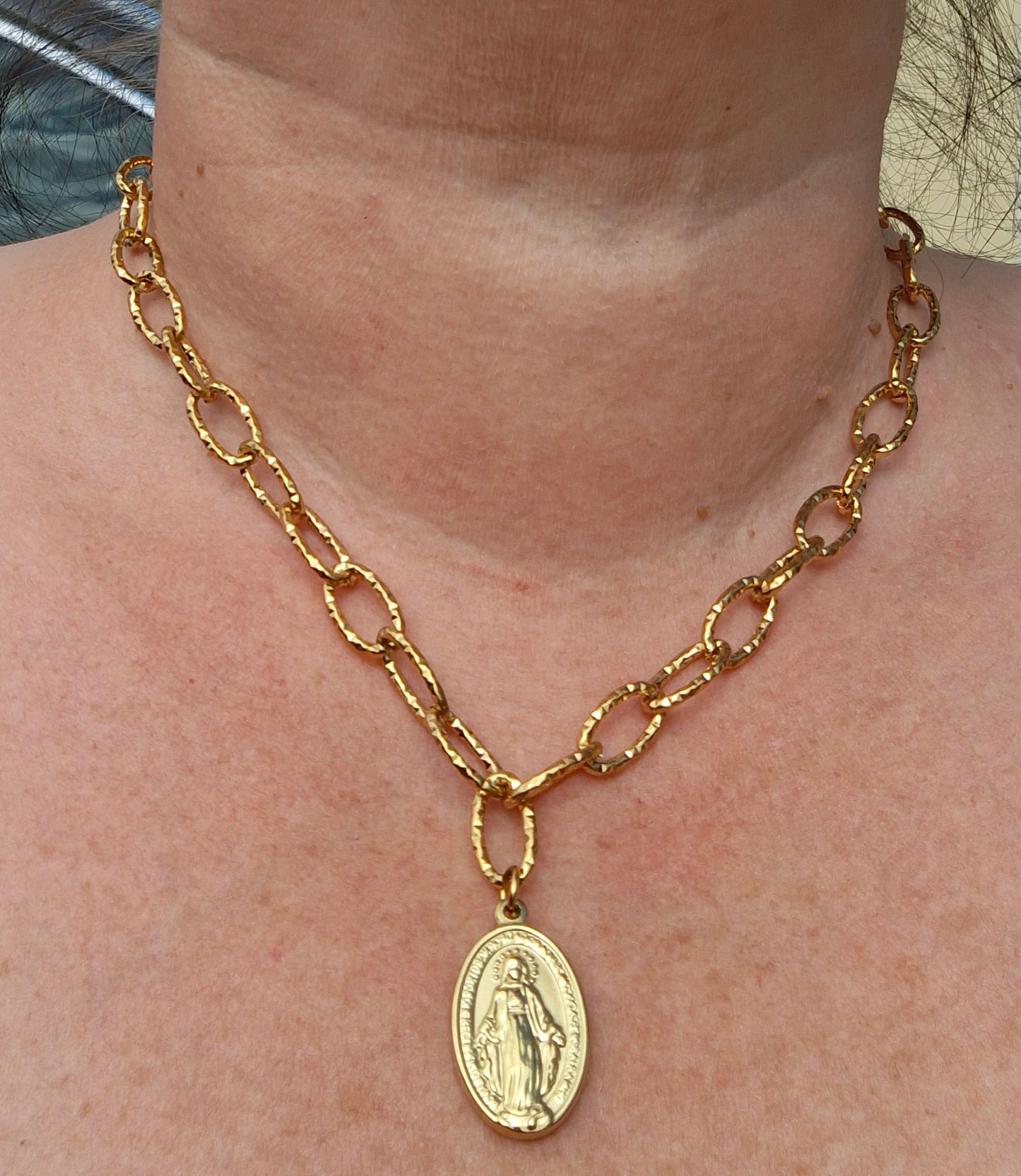 Collier très belle chaîne acier inoxydable stainless steel 316 martelée grand pendentif madone, vierge miraculeuse stainless steel 316 poli ajustable réglable