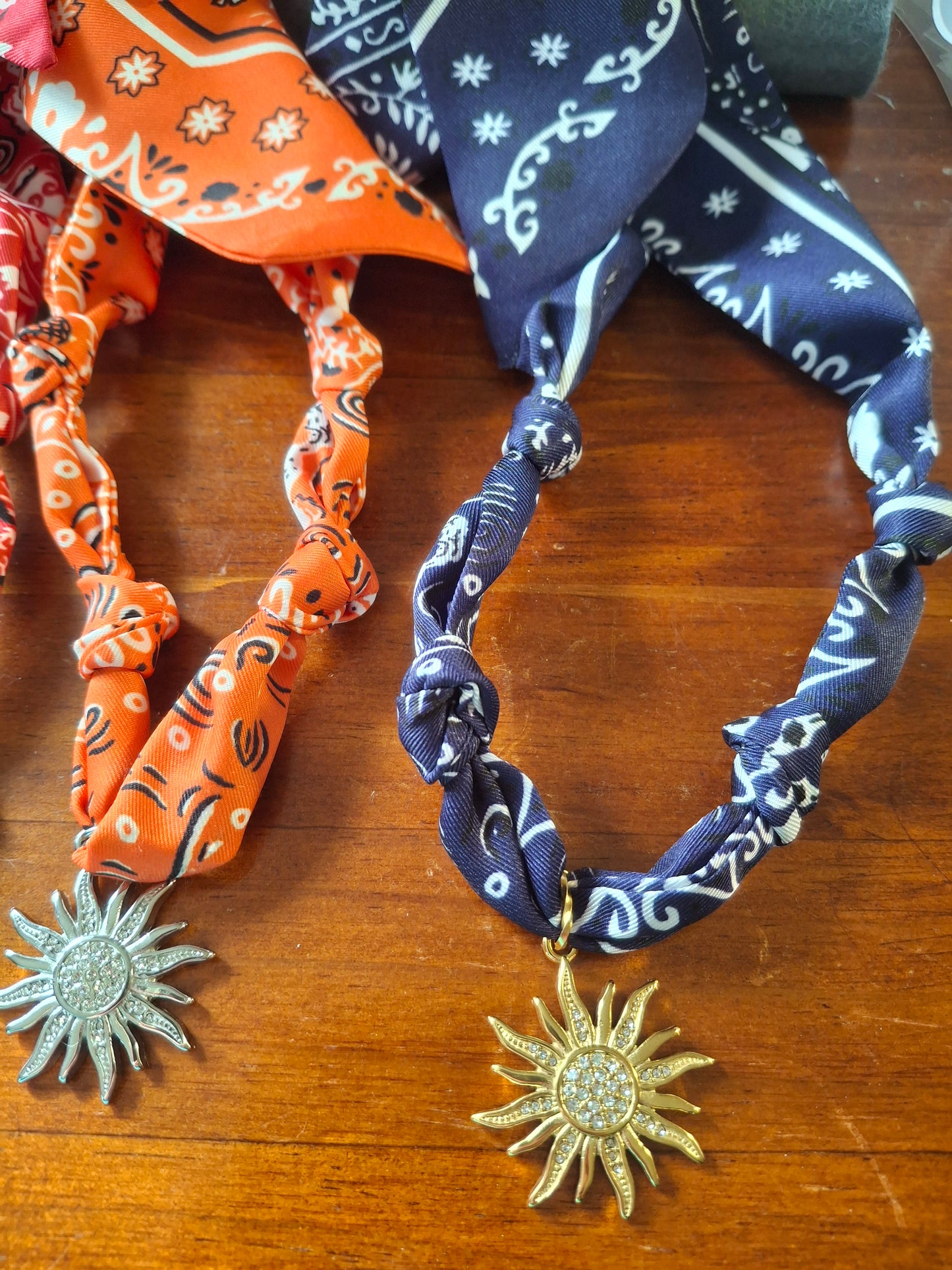 Halskette, Halstuch, Bandana zum Knoten, Anhänger Sonne, polierter Edelstahl 316, Zirkonia-Besatz, handgefertigt