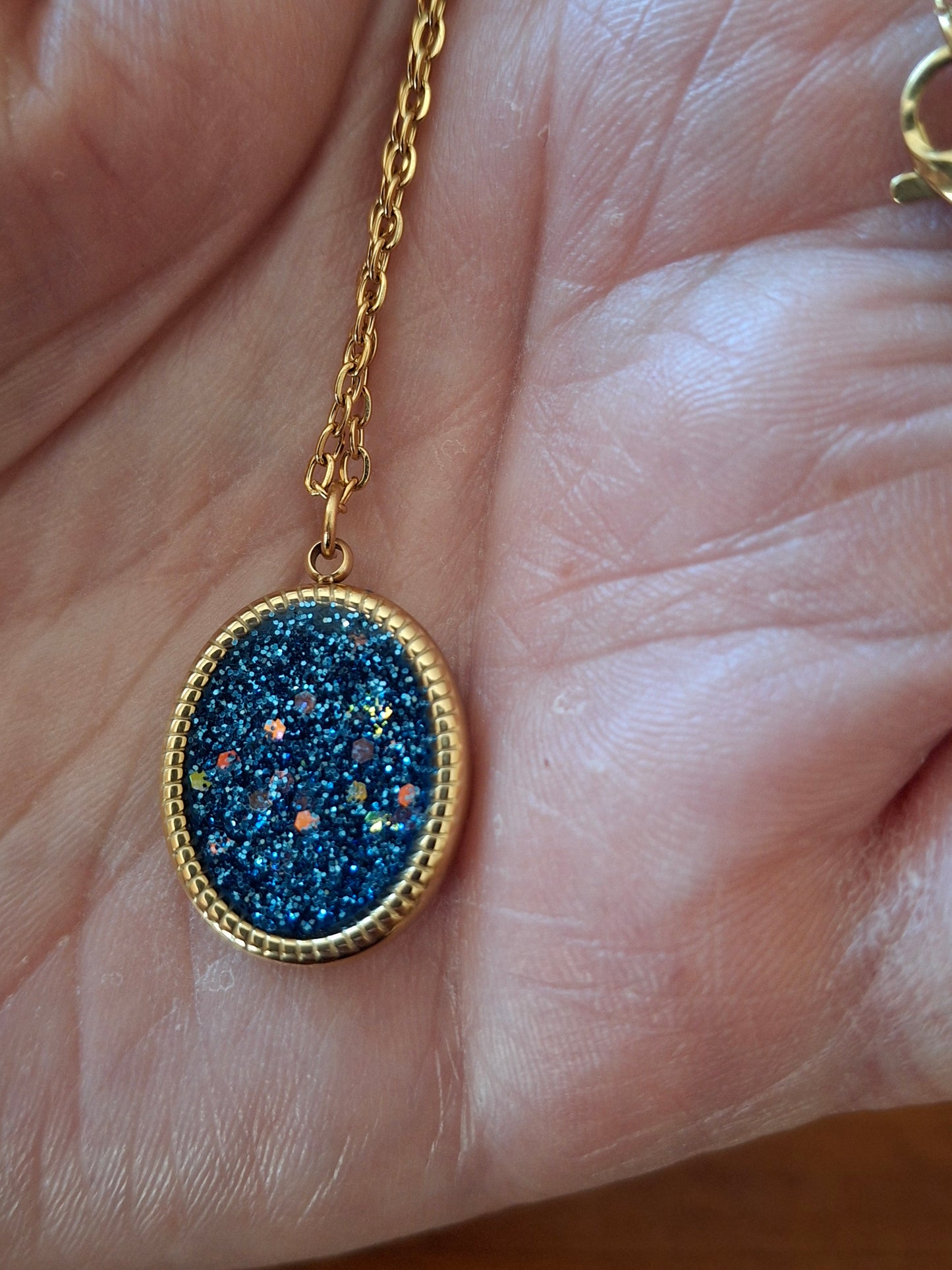 Collier chaîne dorée acier inoxydable stainless steel 316 et pendentif stainless steel 316 poli,email coloré bleu et paillettes