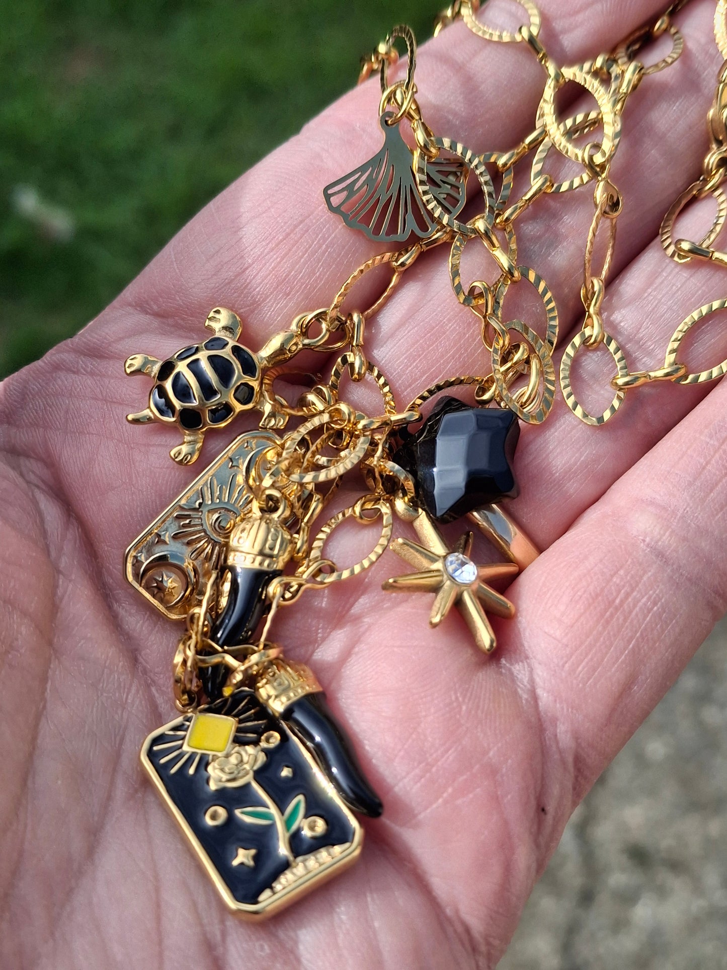 Halskette aus vergoldetem Edelstahl 316 mit Anhängern aus Edelstahl 316, handgefertigt.