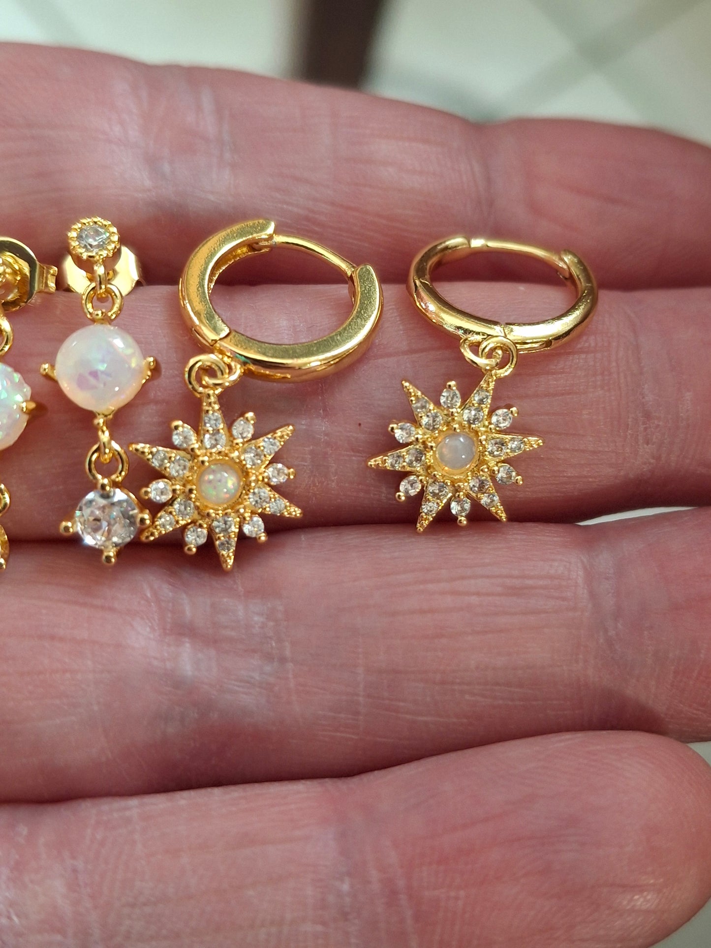 Stainless steel 316 single earrings and stud earrings of very good quality, set with opal and zirconium, sold as a pair