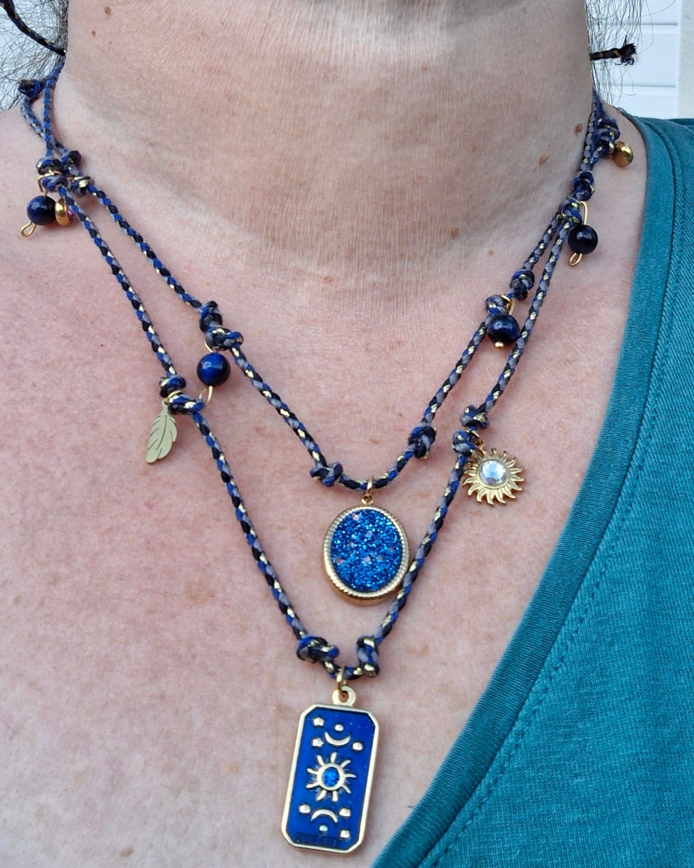 Handgefertigtes, hochwertiges, verstellbares Halsband aus geflochtenem Kordel.