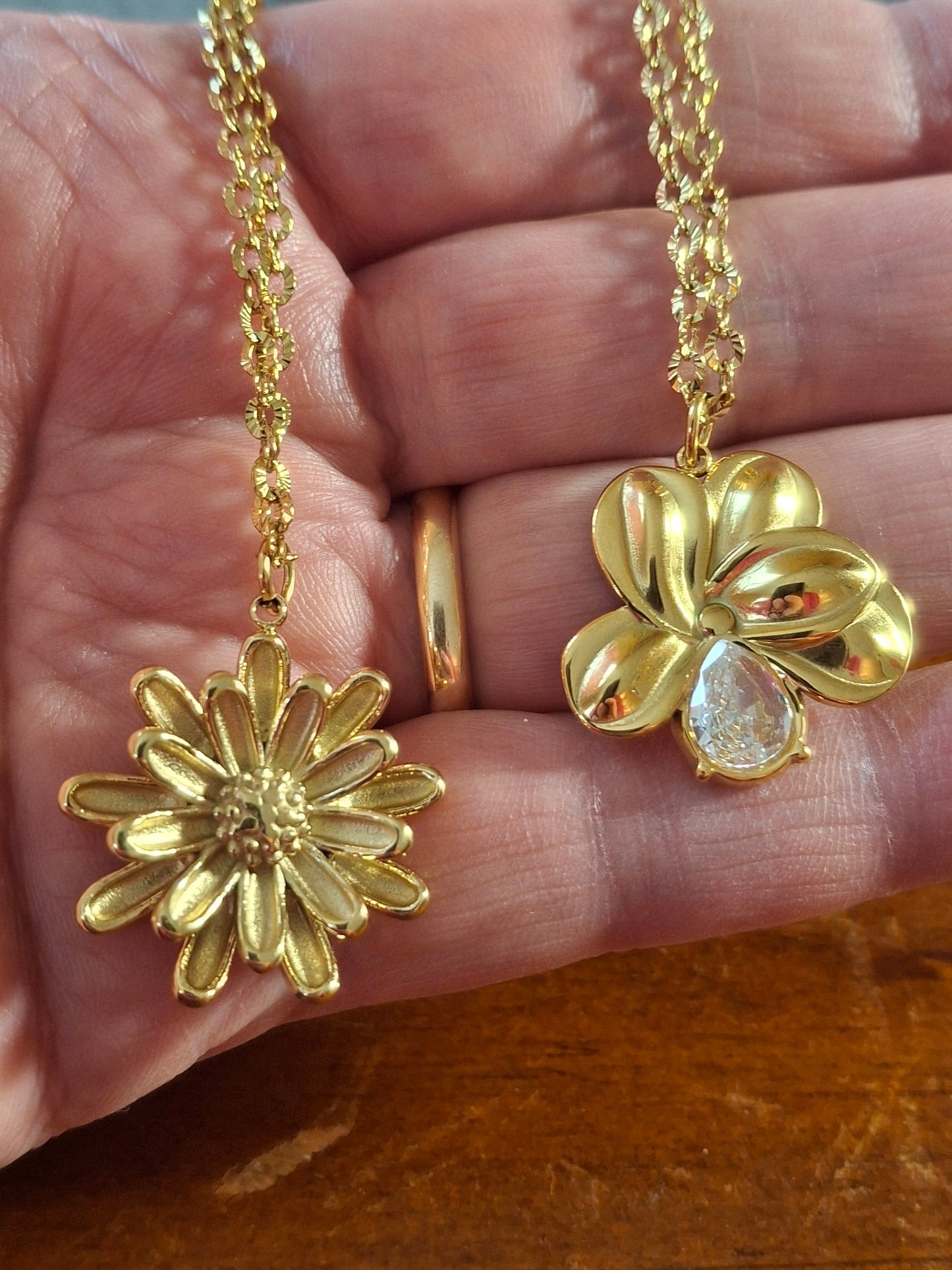 Collier chaîne dorée acier inoxydable stainless steel 316 et fleurs stainless steel 316 polis