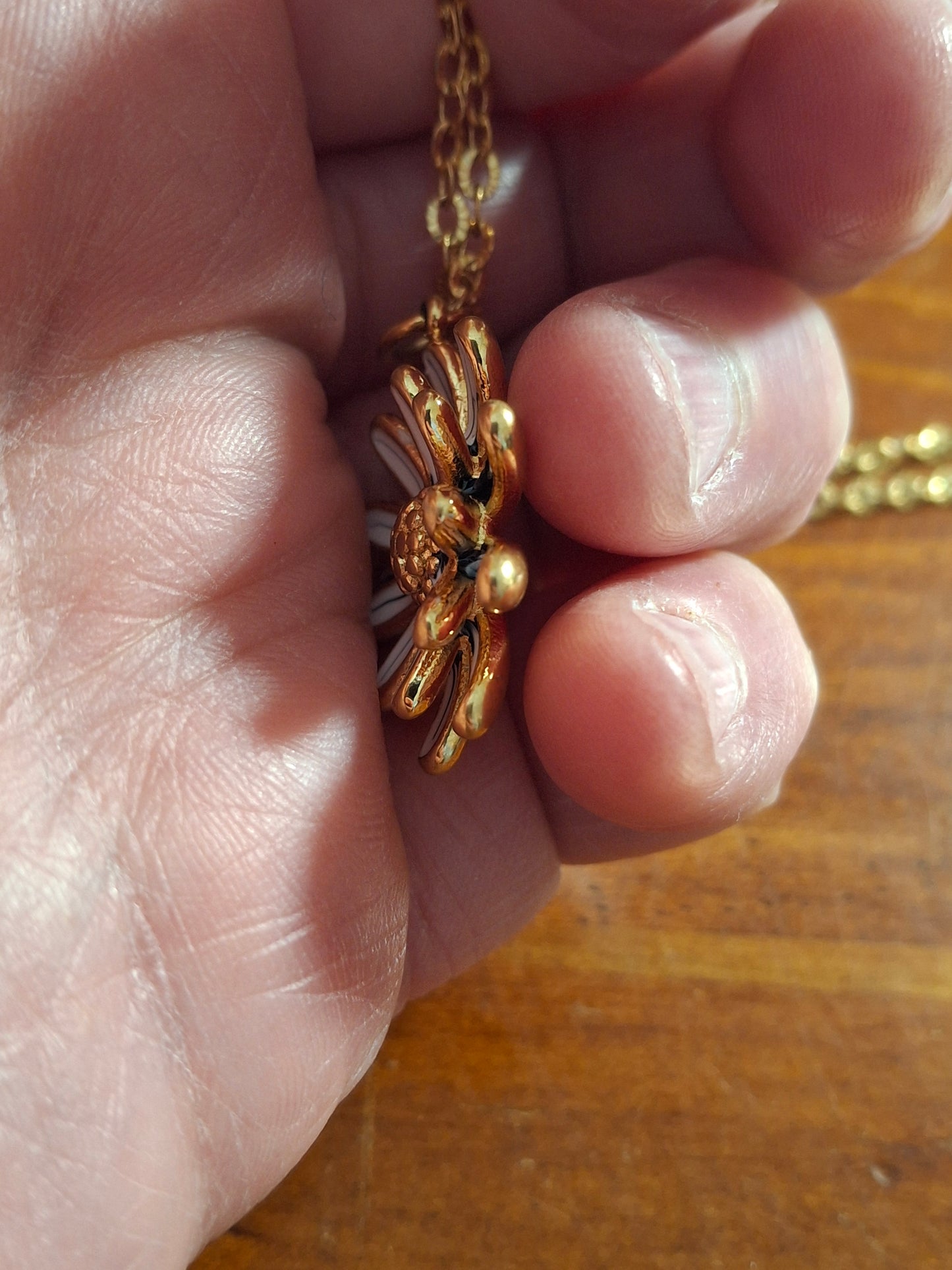 Collier chaîne dorée acier inoxydable stainless steel 316 et fleur stainless steel 316 polie et email