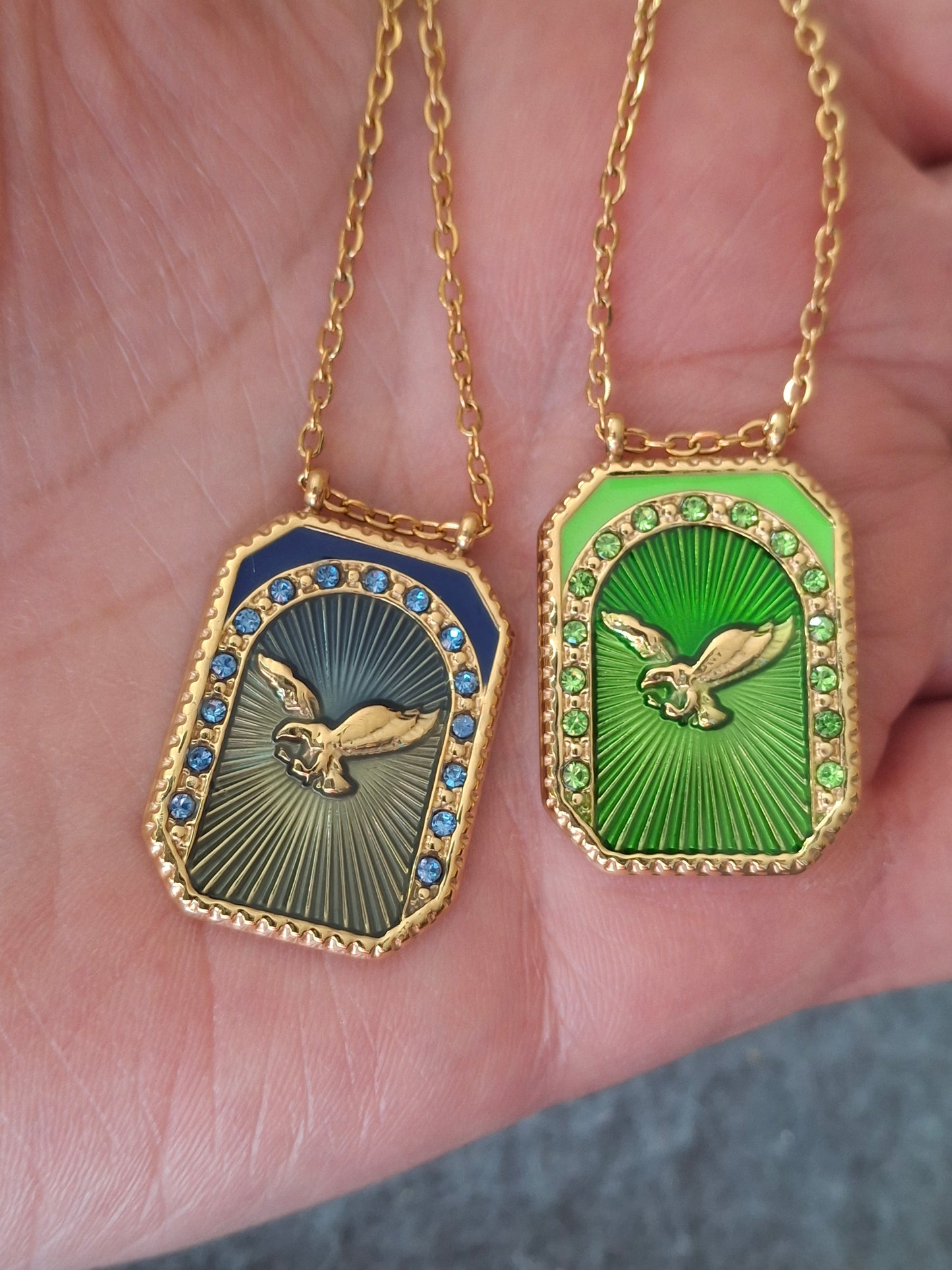 Collier chaîne dorée acier inoxydable stainless steel 316 ,pendentif carte motif aigle stainless steel 316 poli