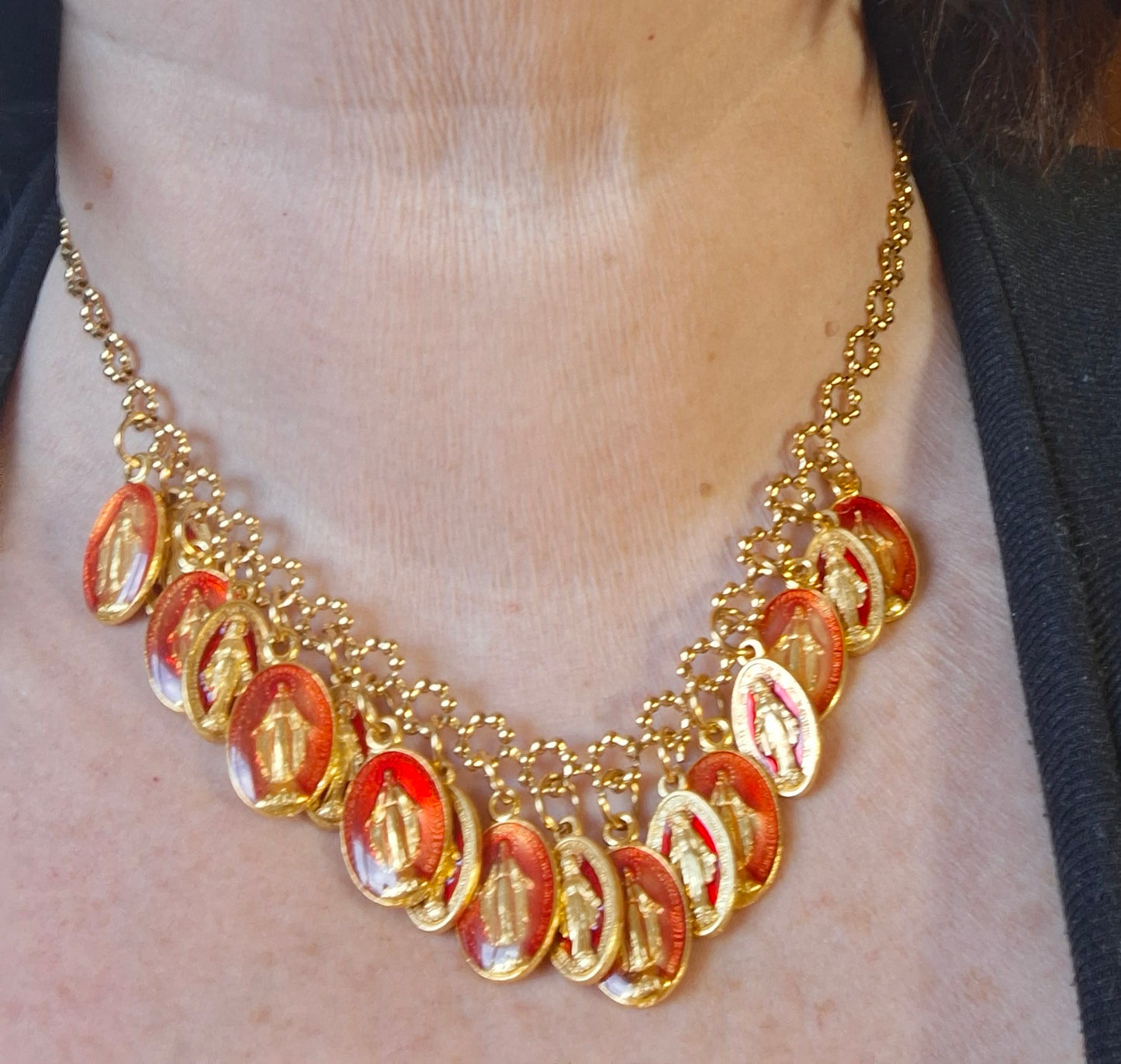 Collier chaîne dorée acier inoxydable stainless steel et breloques madone handmade réglable ajustable