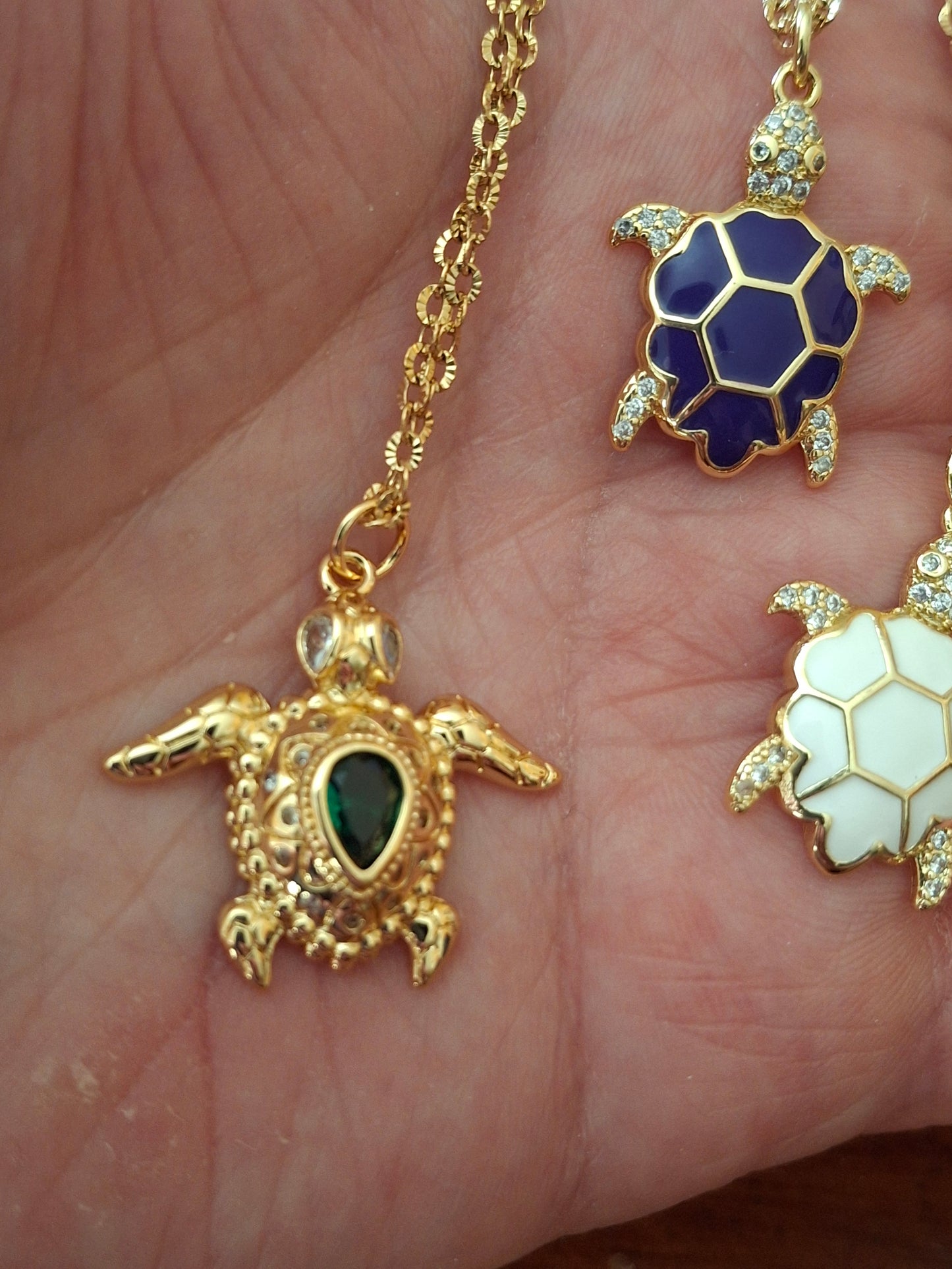 Collier chaîne dorée acier inoxydable Pendentif tortue cuivre plaqué or 18K serti zirconium