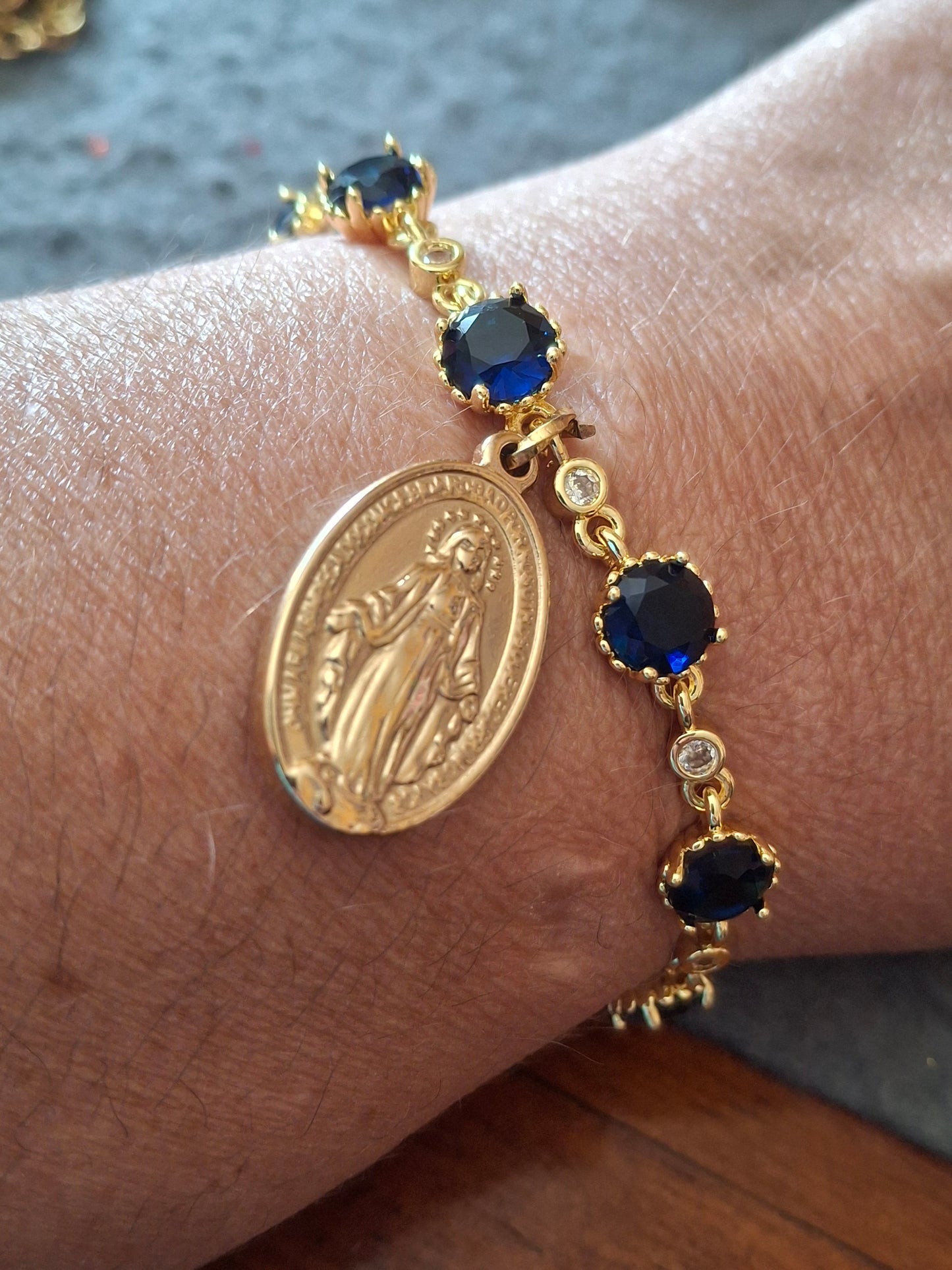 Bracelet chaîne en laiton doré plaqué or 18K sertie cristal bleu marine et grande médaille madone stainless steel 316 poli handmade